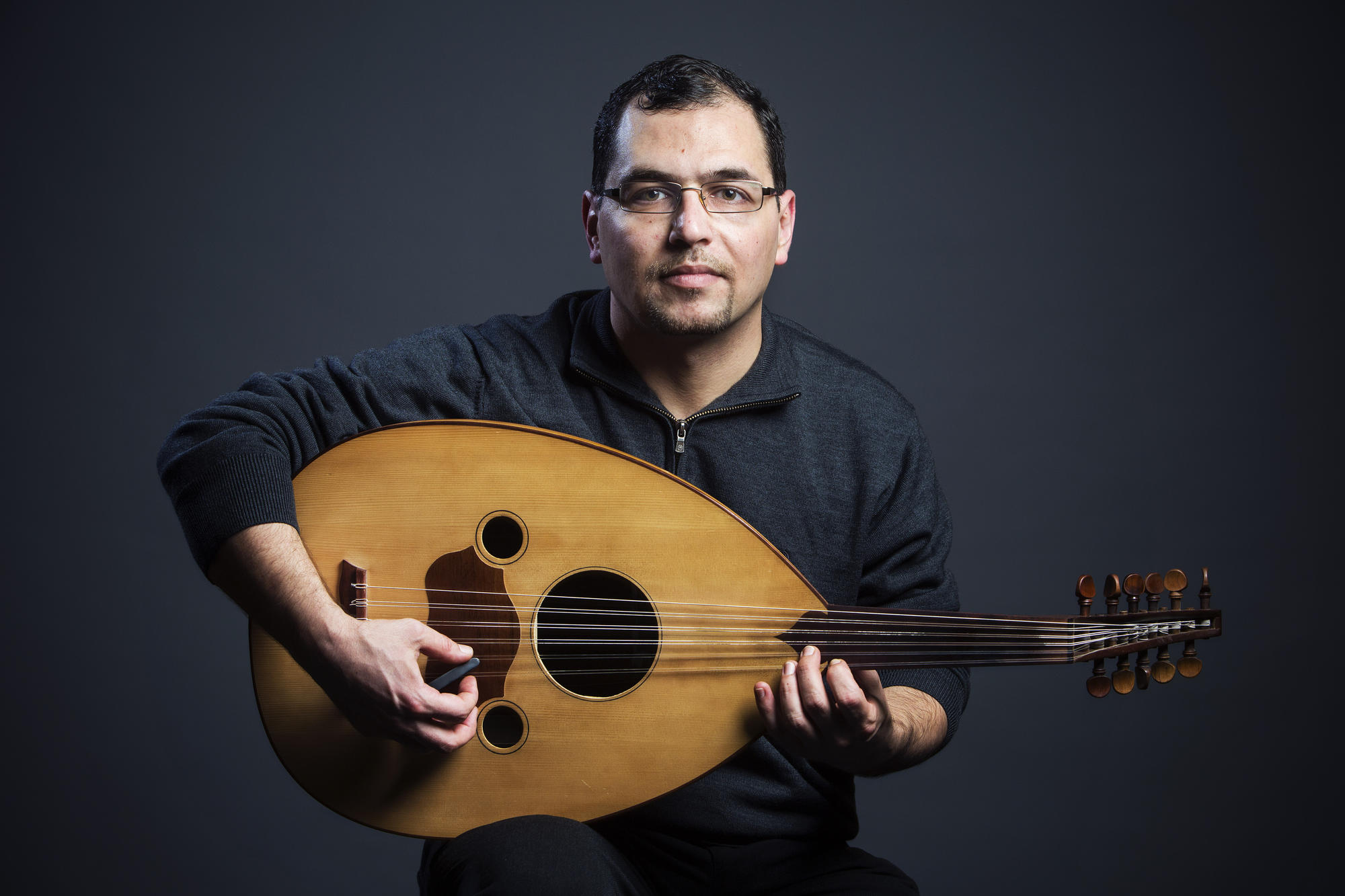 Tarek Al Sayed met zijn oud, een traditioneel snaarinstrument in het MIdden-Oosten. 