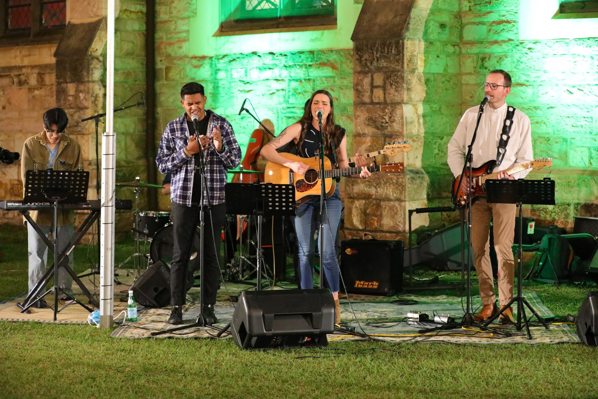 The Psalms Project werd voorgesteld met een gebedsavond op een grasveld bij de kerk, voor de gelegendheid omgedoopt tot (ingetogen) festivalweide.