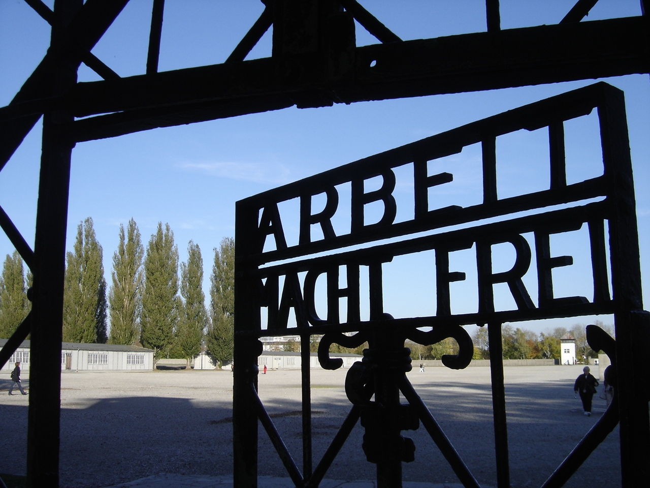 Kamp Dachau werd gebruikt van 1933 tot 1945. Er werden zo'n 200.000 mensen opgesloten, van wie er 40.000 stierven door ontbering, ziekte of executies.