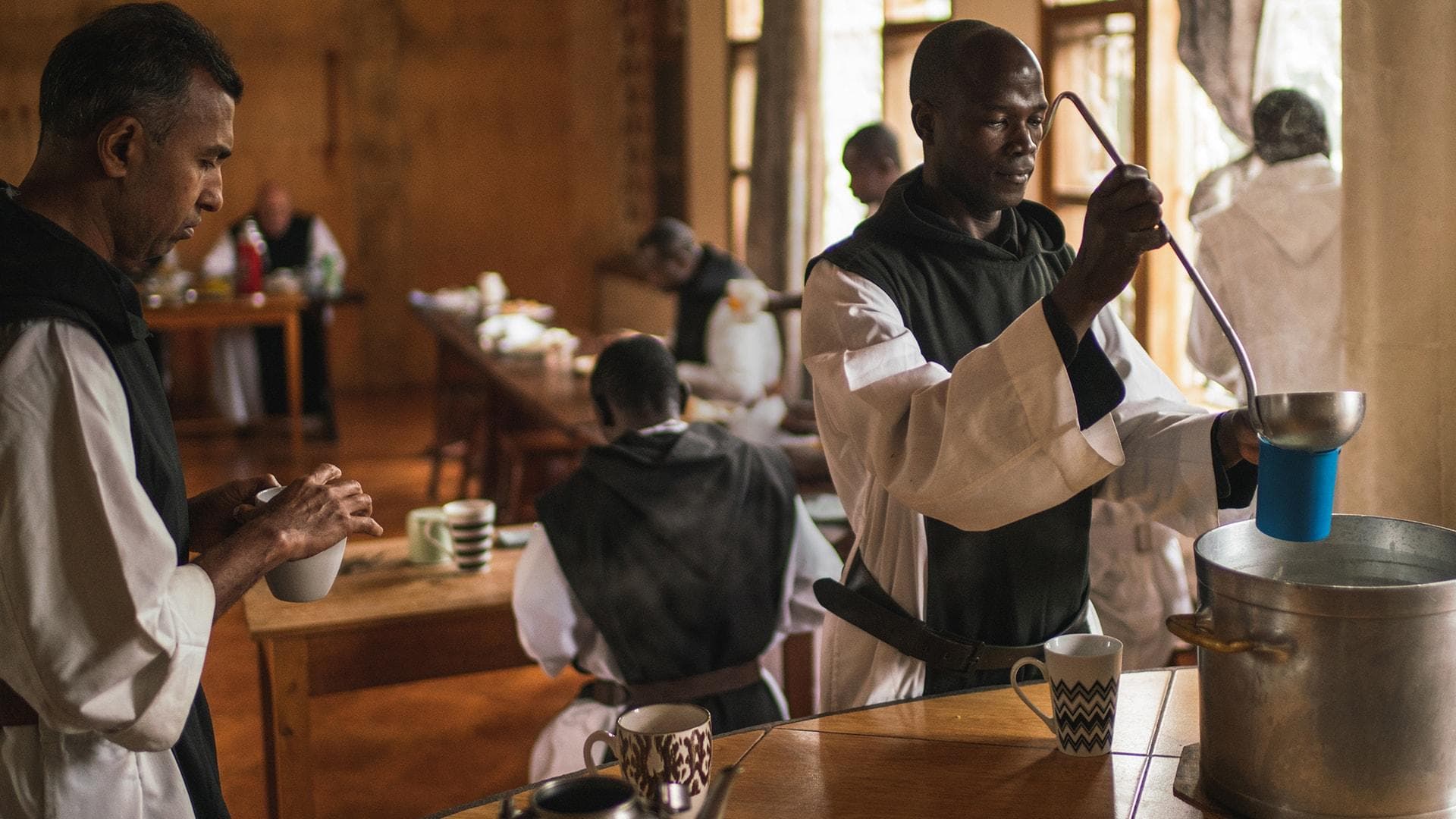 Aan tafel met de monniken van Our Lady of Victoria in Uganda.