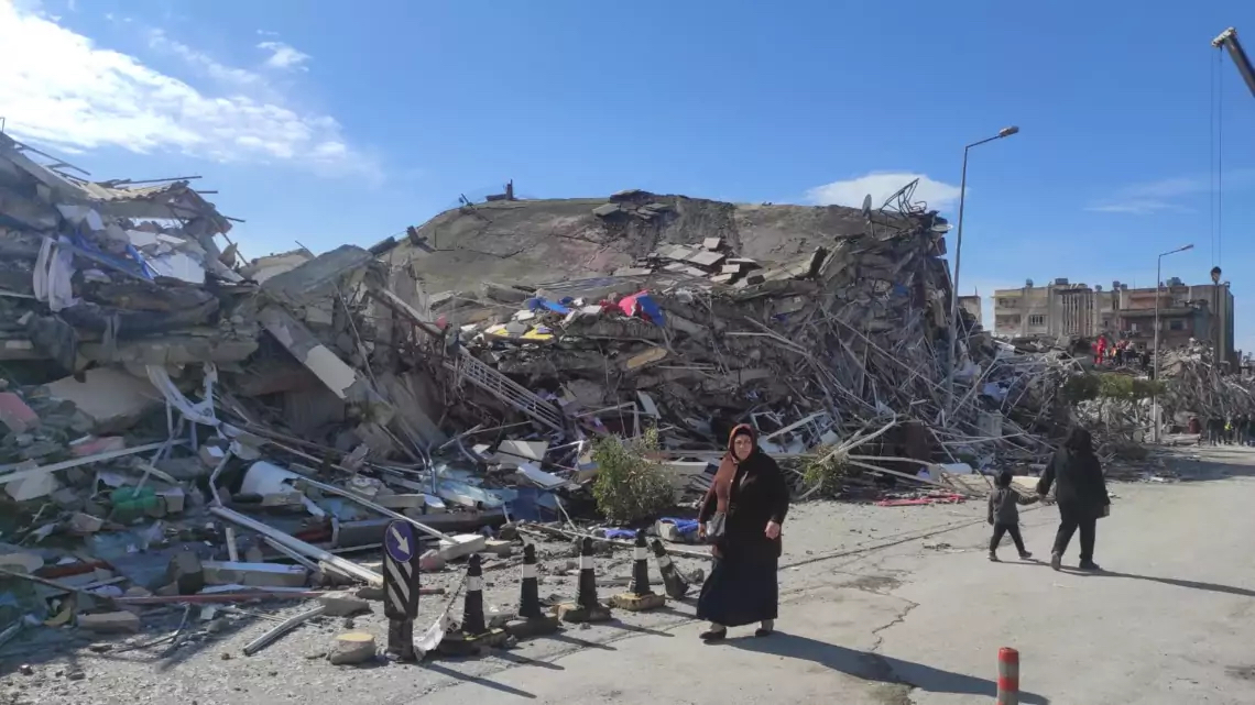 Caritas Turkije schoot na de aardbeving in Gaziantep meteen in actie om overlevenden onderdak te bieden.