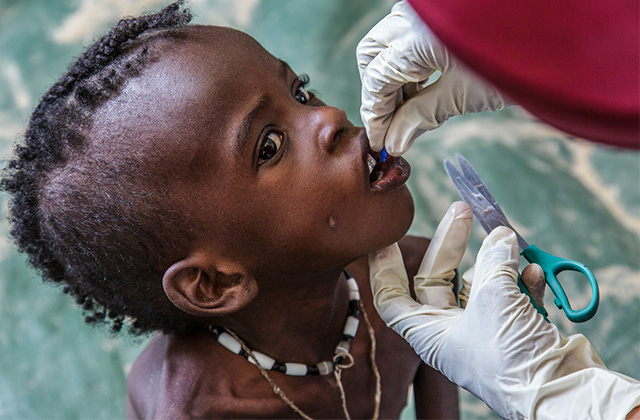 Ajija Lawani, 6 jaar, krijgt een behandeling op basis van vitamine A.