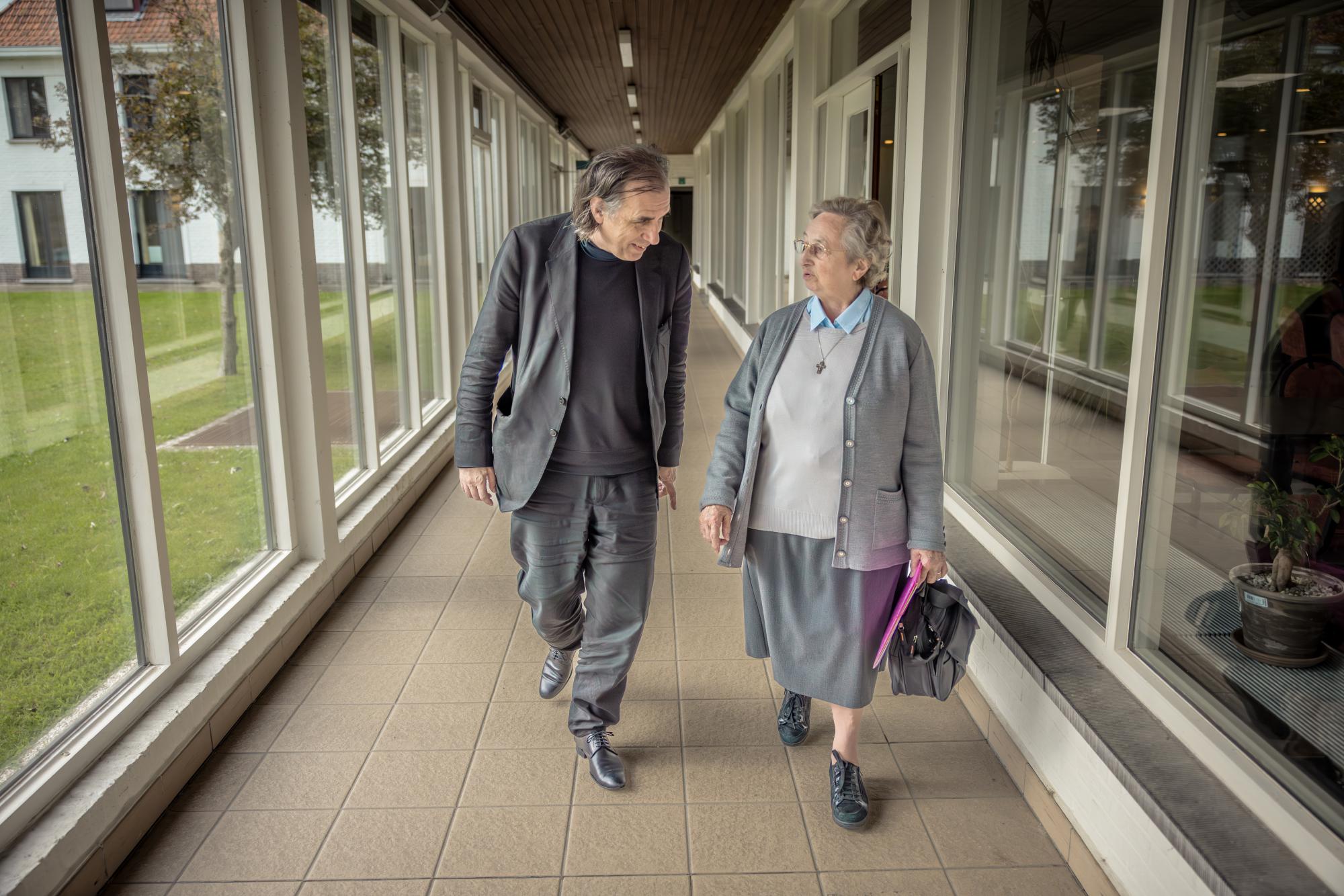 Dirk De Wachter in gesprek met een van de deelnemers aan het congres van de URV in Blankenberge over kwetsbaarheid.