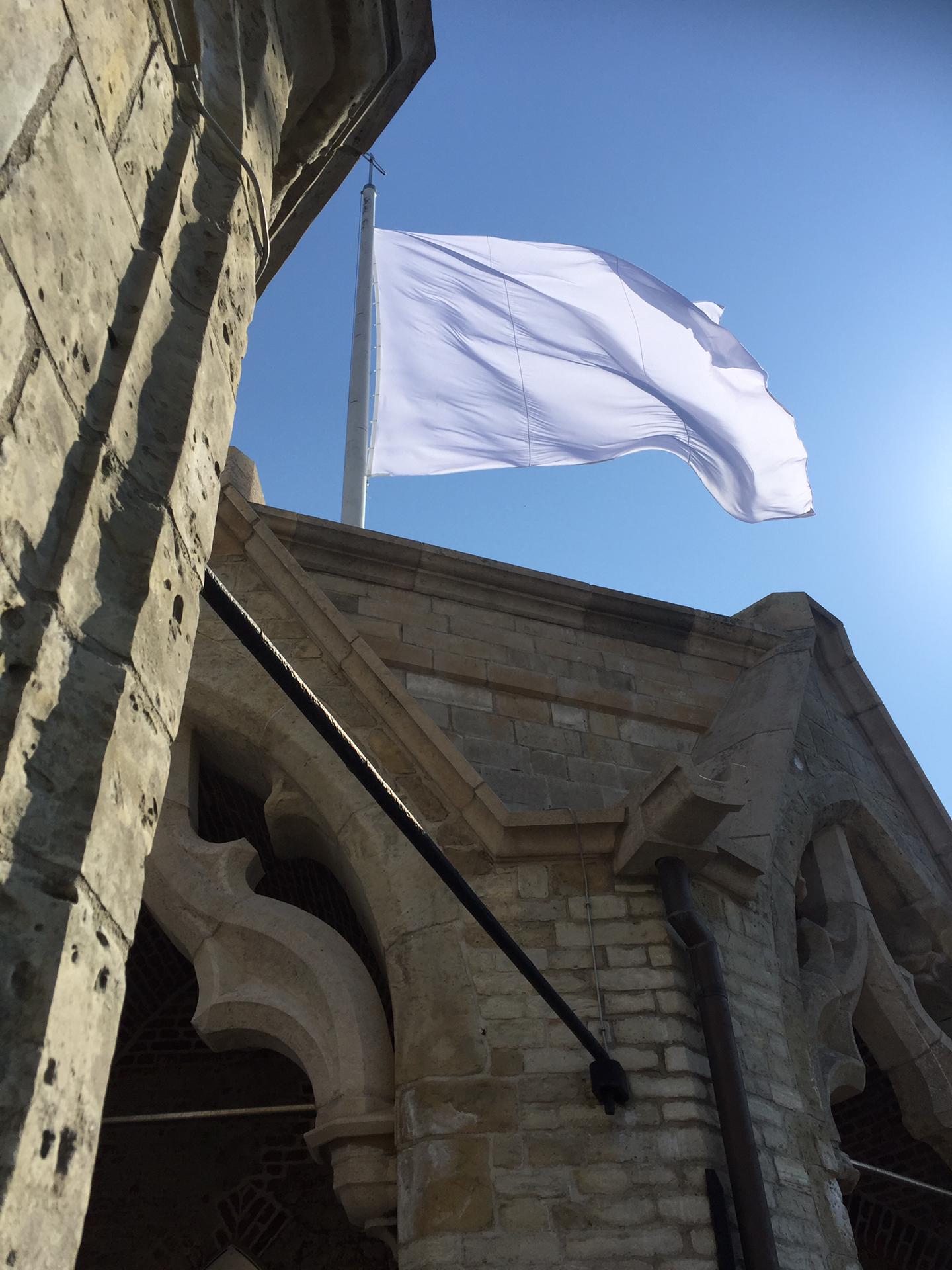 Witte vlag op Sint-Baafskathedraal 