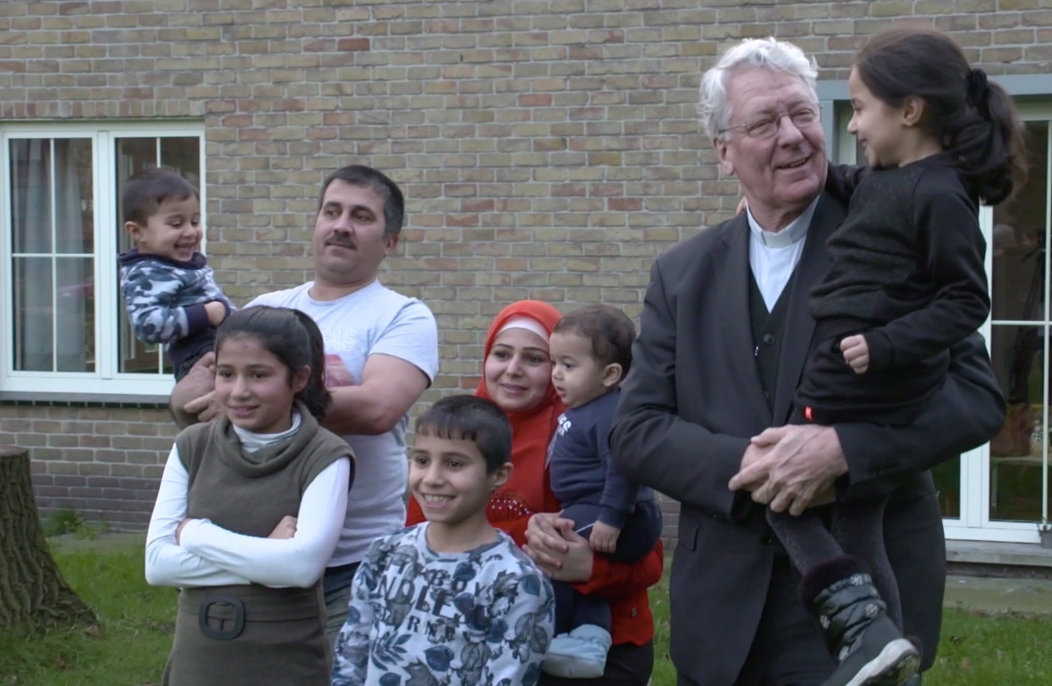 Bisschop Luc Van Looy wordt warm onthaald door het Syrische gezin Ali in Bassevelde.