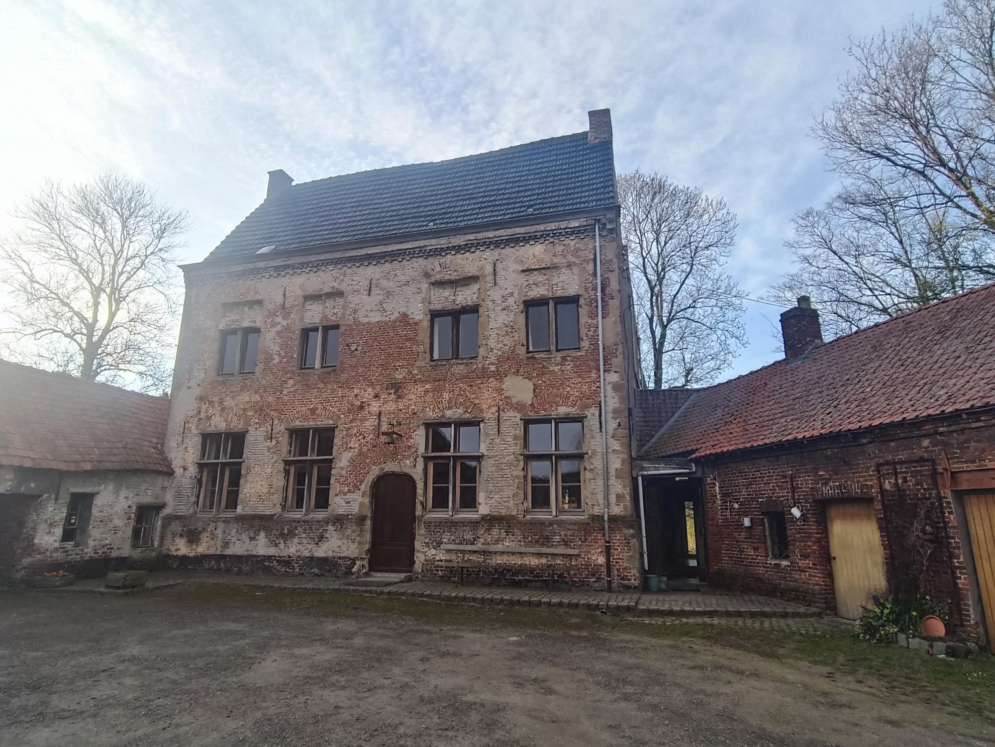 De woning op de site is Dora's ouderlijke huis.