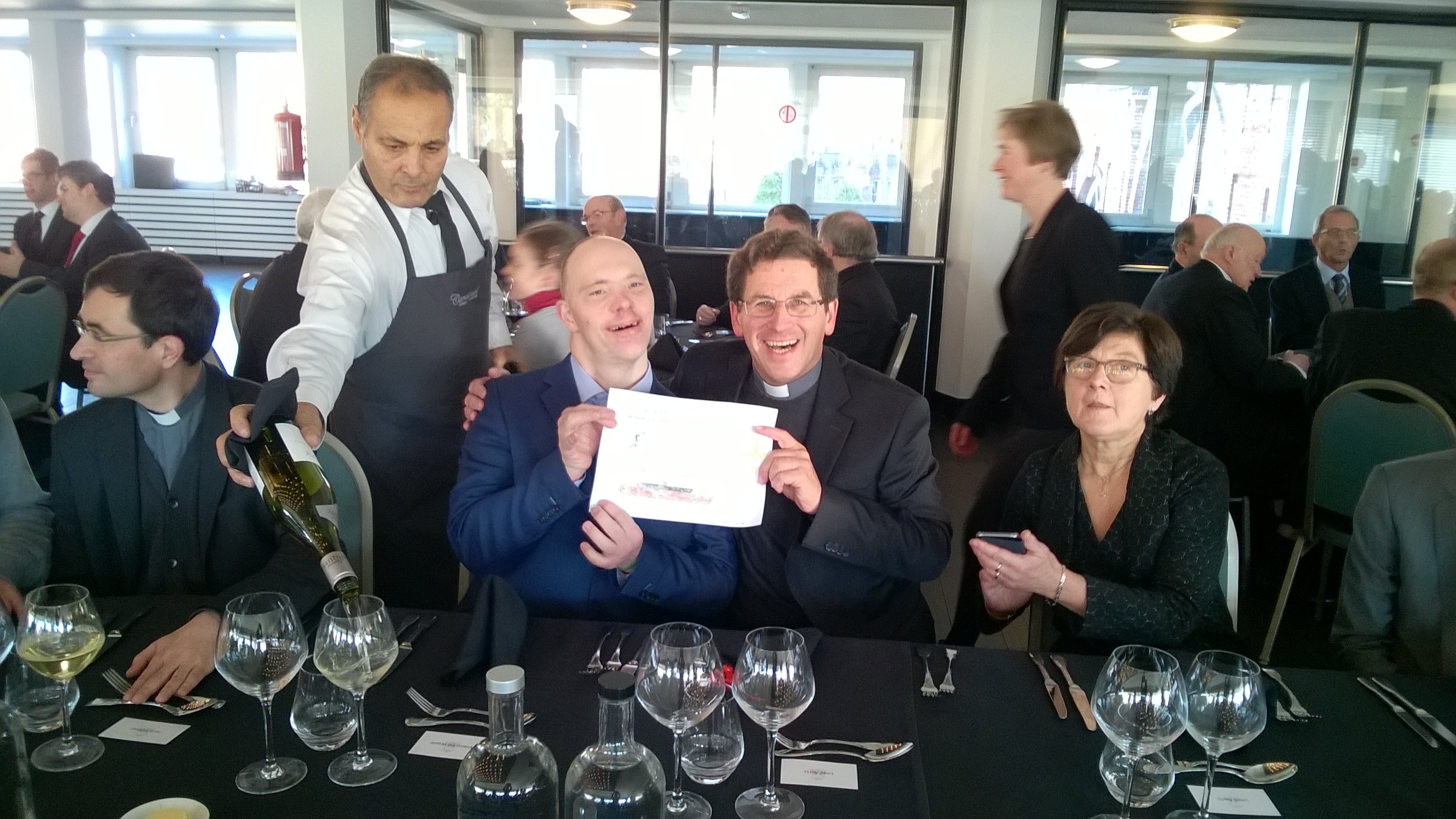 Willem van De Ark Gent zit naast Mgr. Lode Aerts aan de eretafel.