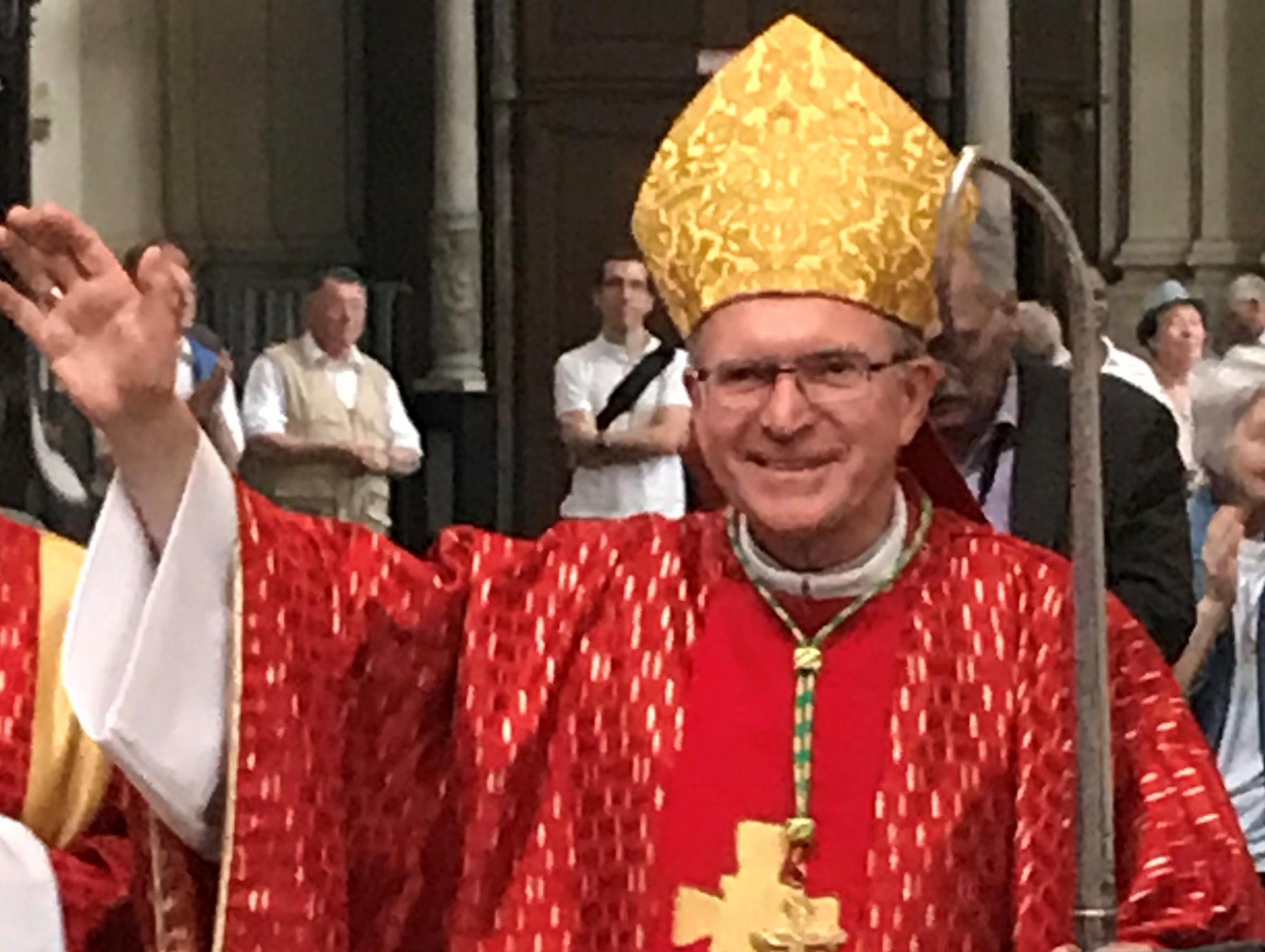Een stralende bisschop Pierre Warin na installatieplechtigheid in kathedraal van Namen 