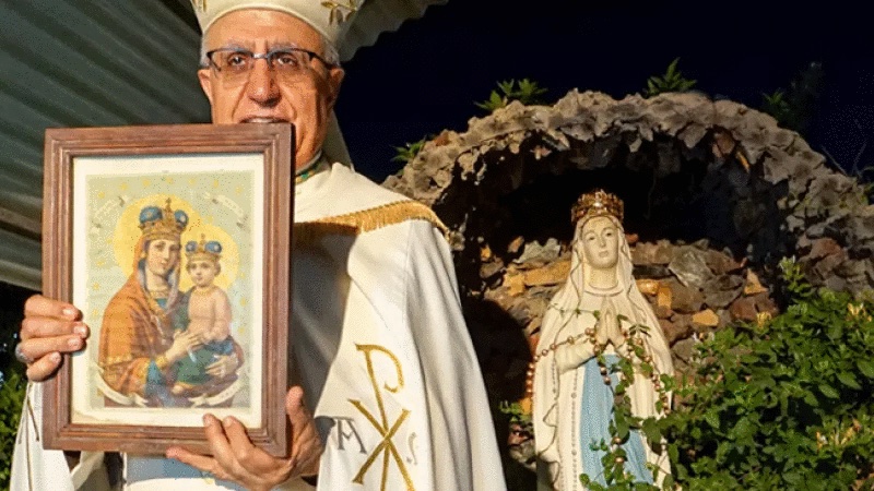 De Chaldeeuwse aartsbisschop Yousif Toma Mirkis in de Al-Adhra-basiliek in Kirkoek.