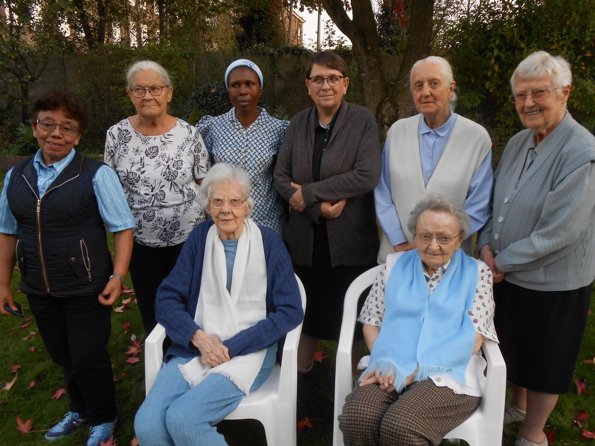 Zusters van de Heilige Familie van Helmet in Tielt. Zuster Veroniek (vooraan links) wordt 100 jaar.