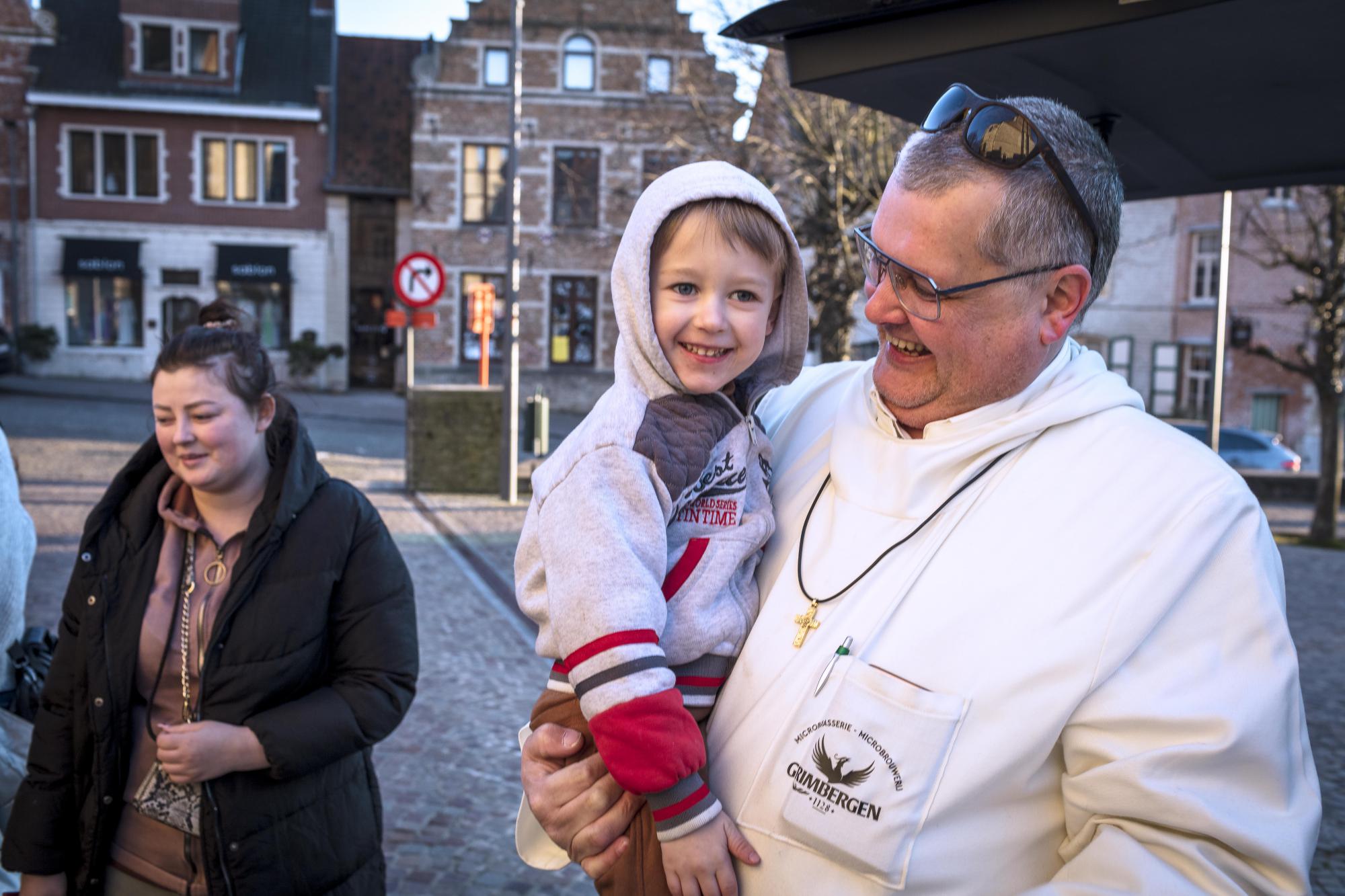 Pater Karel Stautemas bracht hulpgoederen naar Oekraïne en vluchtelingen naar de abdij van Grimbergen, tot vreugde van alle vrijwilligers die meehielpen.