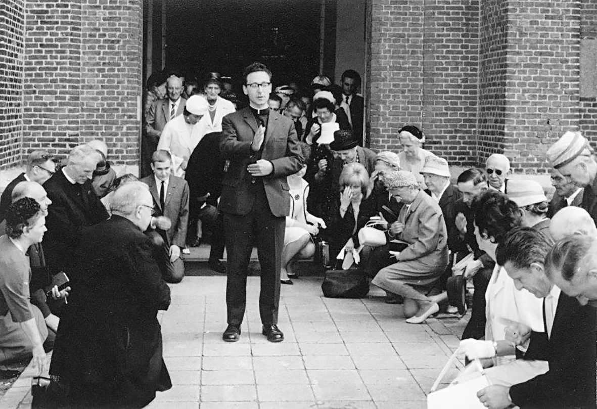 Een van de weinige bewaarde foto’s toont Egied Van Broeckhoven als pas gewijde priester net na zijn eremis.