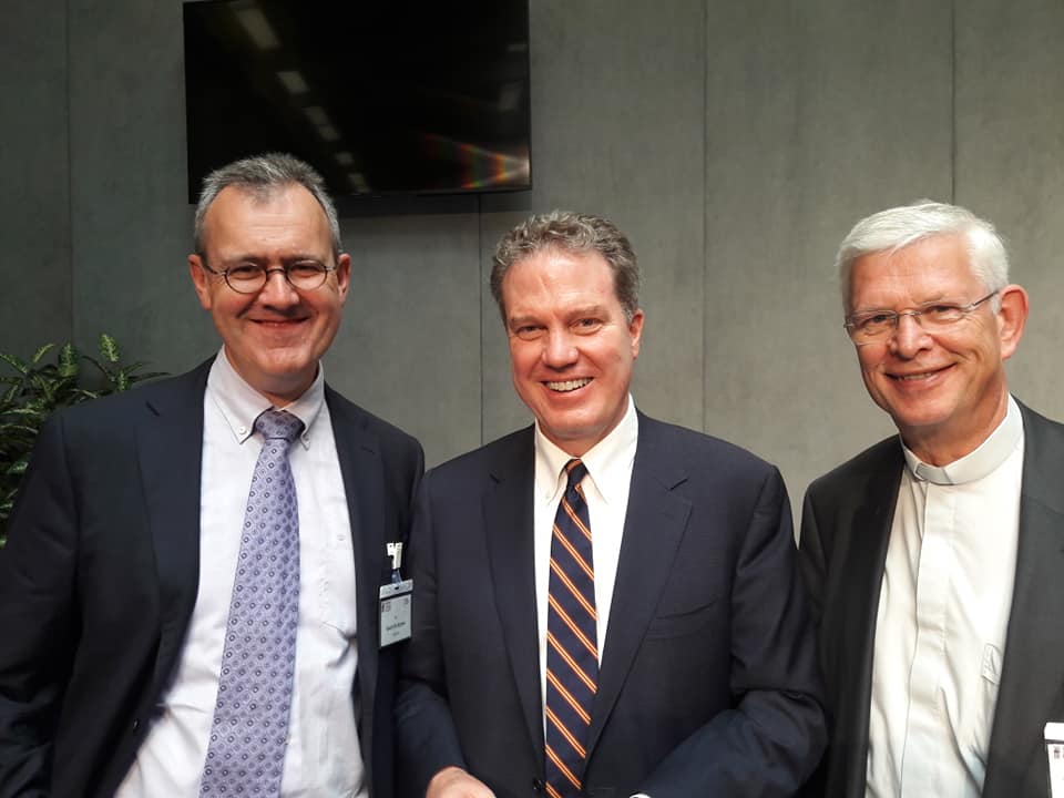 Geert De Kerpel (l.) met de pauselijke woordvoerder Greg Burke. Rechts De Kerpels Franstalige collega Tommy Scholtes