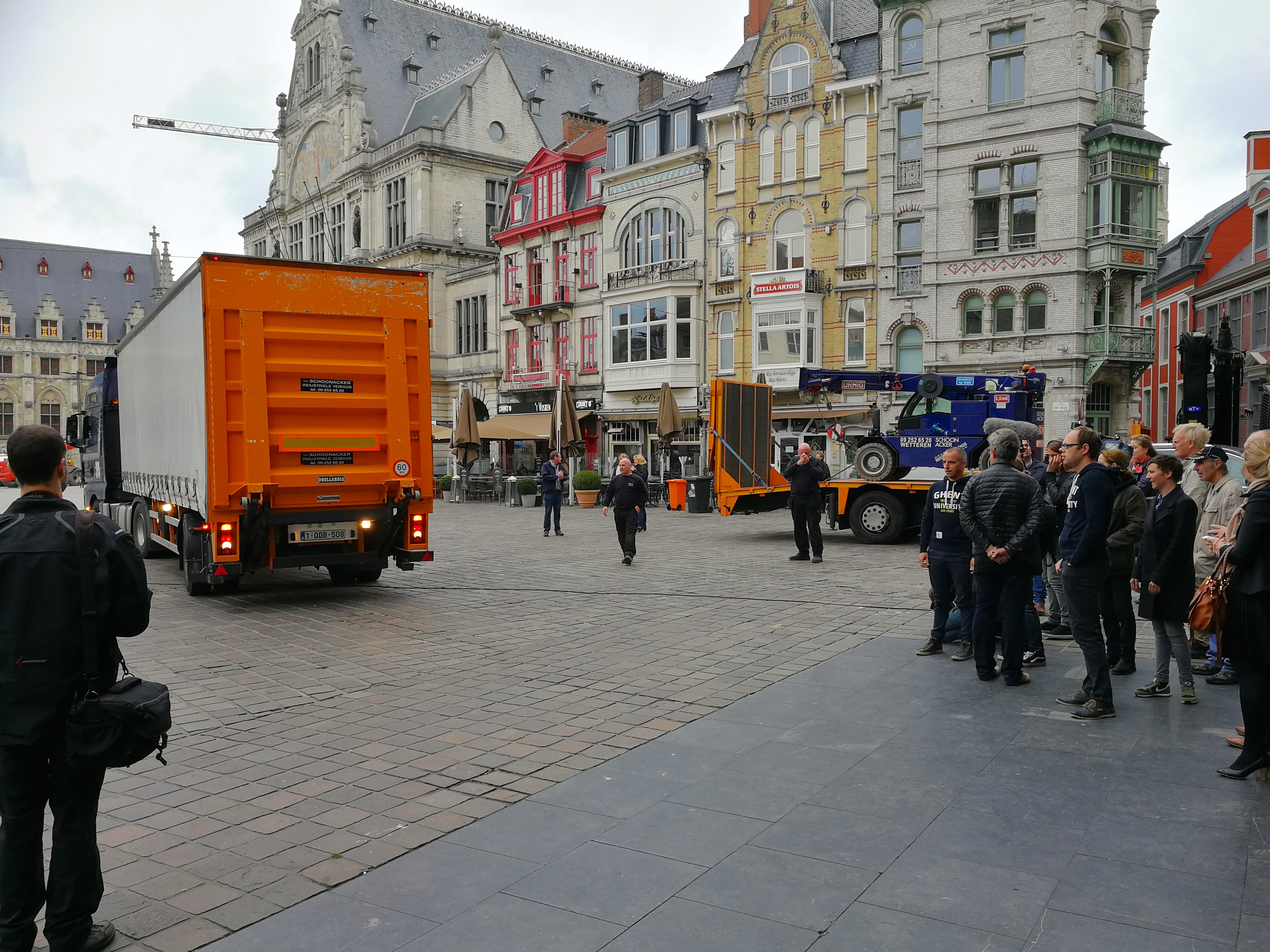 Heel wat persbelangstelling bij de aankomst van het geraamte, dat wordt opgesteld in de Sint-Baafskathedraal.