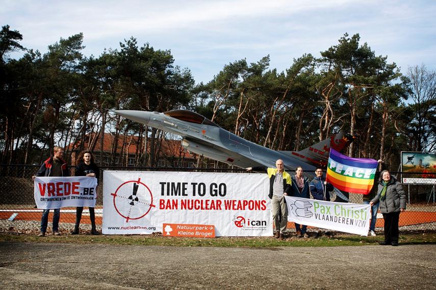 Actie van onder meer Pax Christi en Vrede vzw voor de verwijdering van kernwapens op Kleine Brogel.