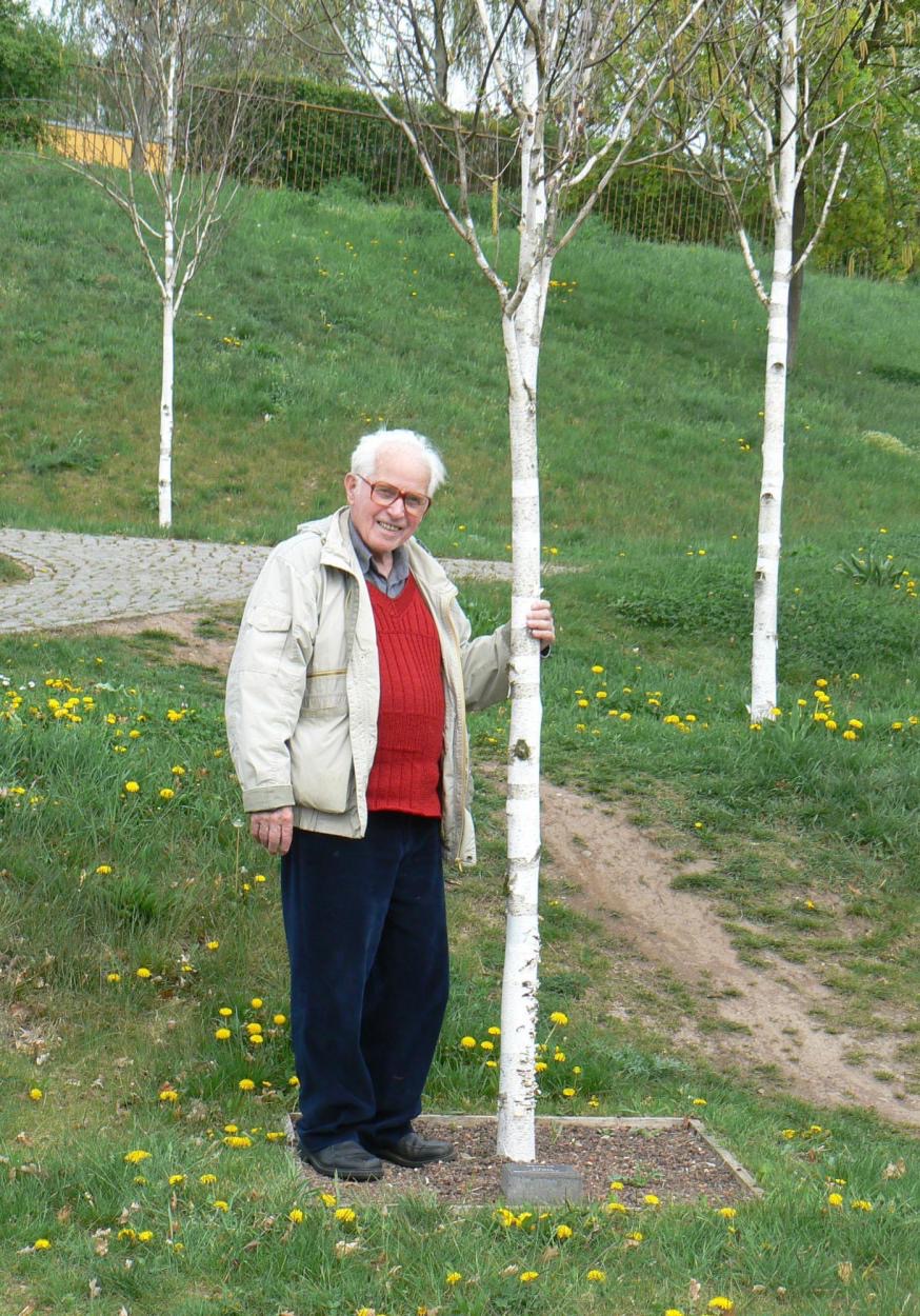 Albert Van Hoeij bij zijn boom in het witte herinneringsbos in Nordhausen.