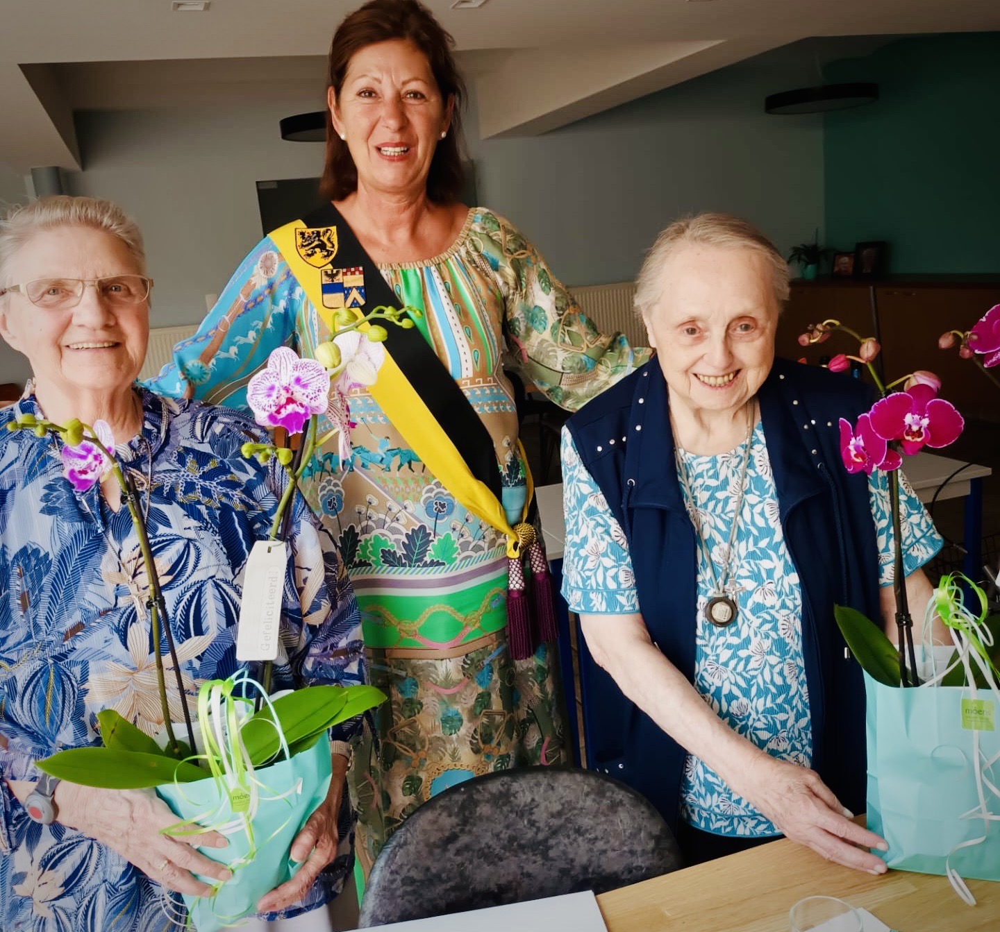 Zuster Amelie Biesmans (rechts) bij de huldiging voor haar 70 jaar professie, met de schepen van feestelijkheden van Dilbeek.