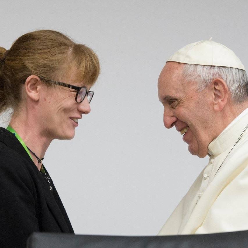 Annelien Boone (IJD Jongerenpastoraal Vlaanderen) begroet paus Franciscus na haar toespraak op de presynode met en over jongeren.