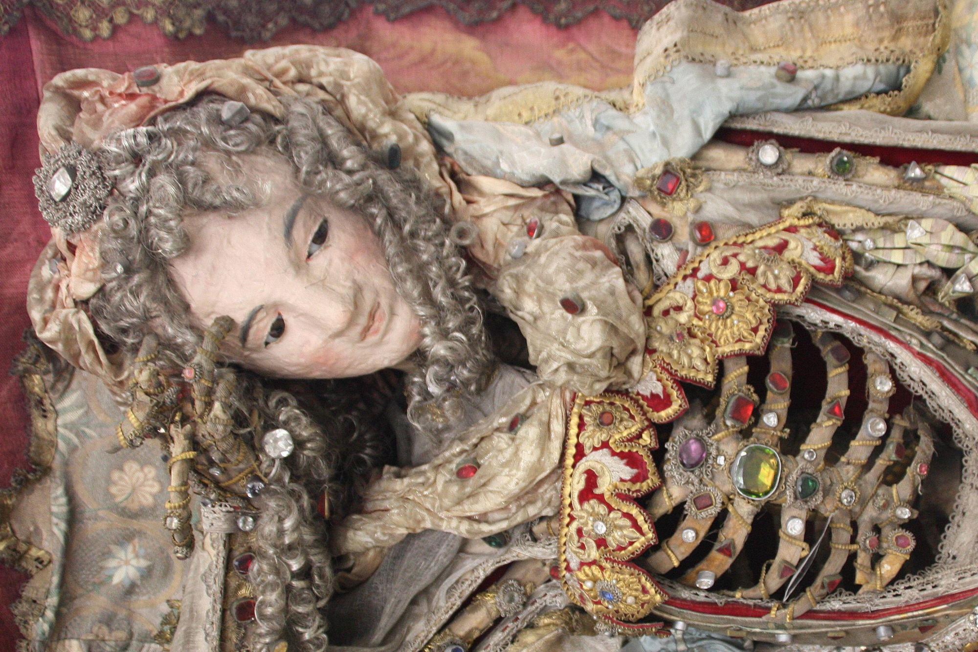 Een catacombenheilige met de naam Theodora kwam terecht in de kerk van een grafelijk slot in Rastatt (bij Stuttgart). Het geraamte is zo opgesmukt dat je het bijna niet meer ziet. Het gezicht is van papier maché.