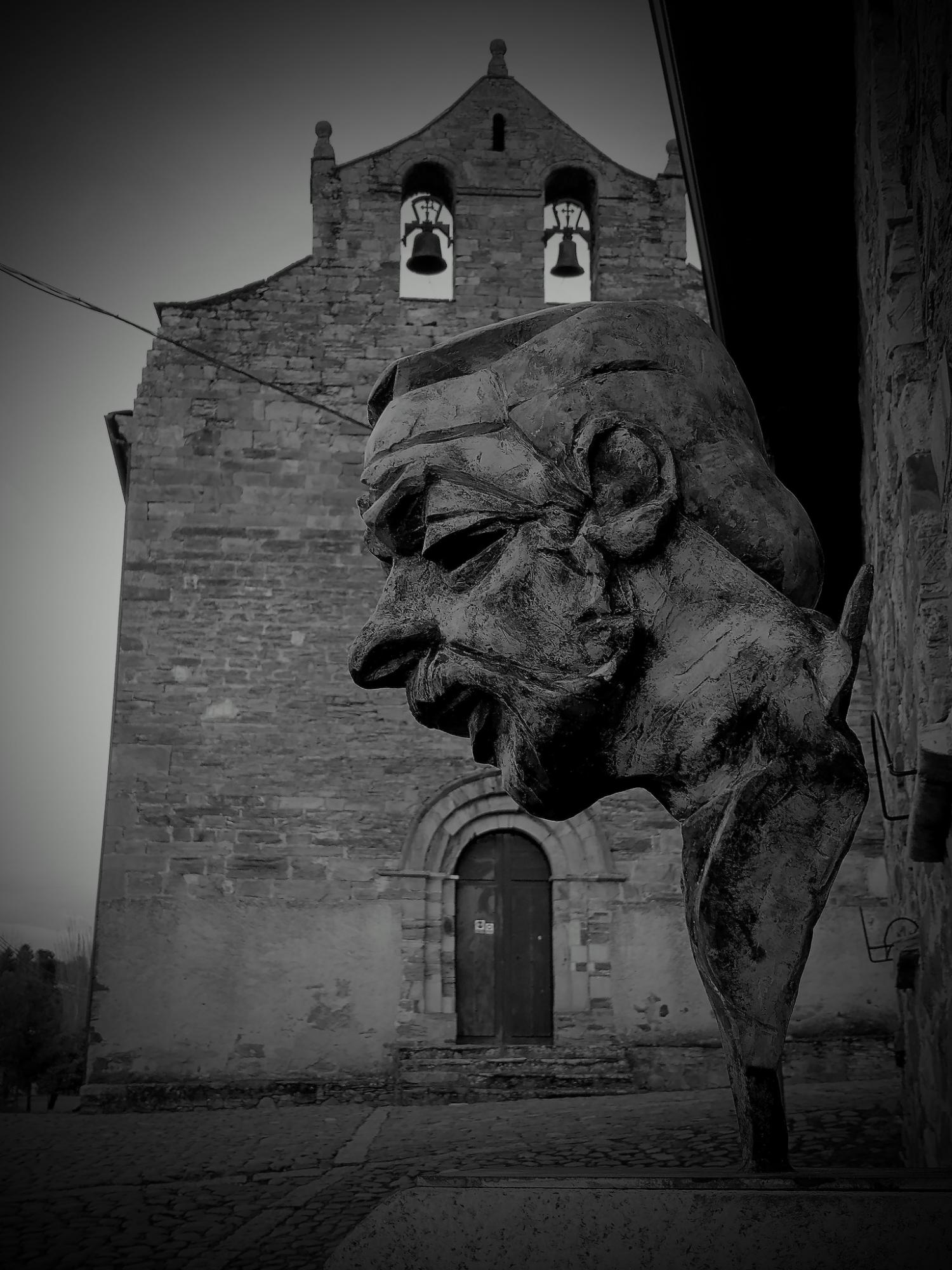 Beeltenis van Willy Derveaux aan de Santiagokerk in Villafranca del Bierzo, 'Klein Santiago'. Hans Claus: 'Deze man verdiende een standbeeld voor zijn luisteren en begrijpen.'