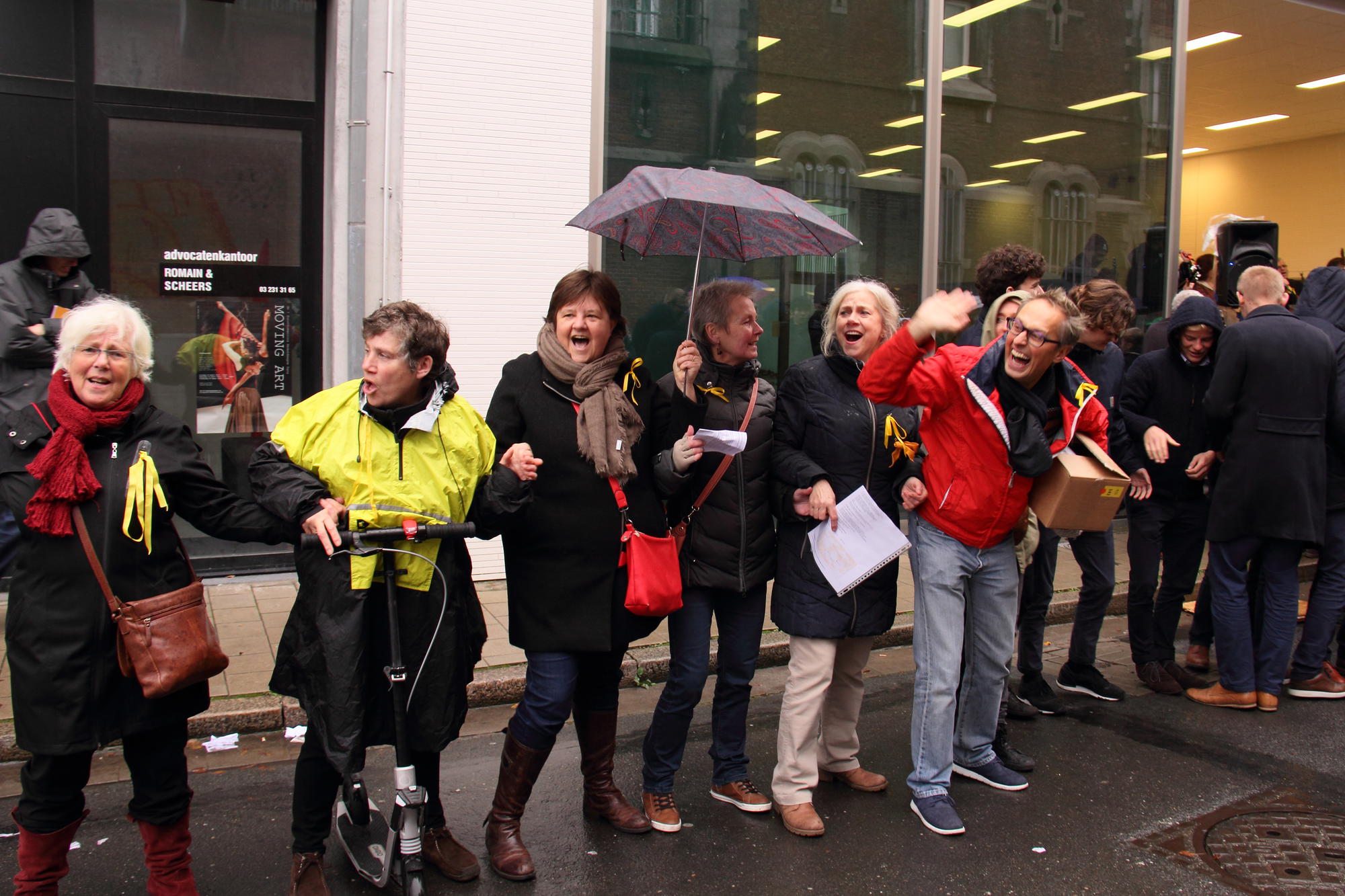 Honderden mensen vormen een ketting rond de gevangenis in de Begijnenstraat in Antwerpen.