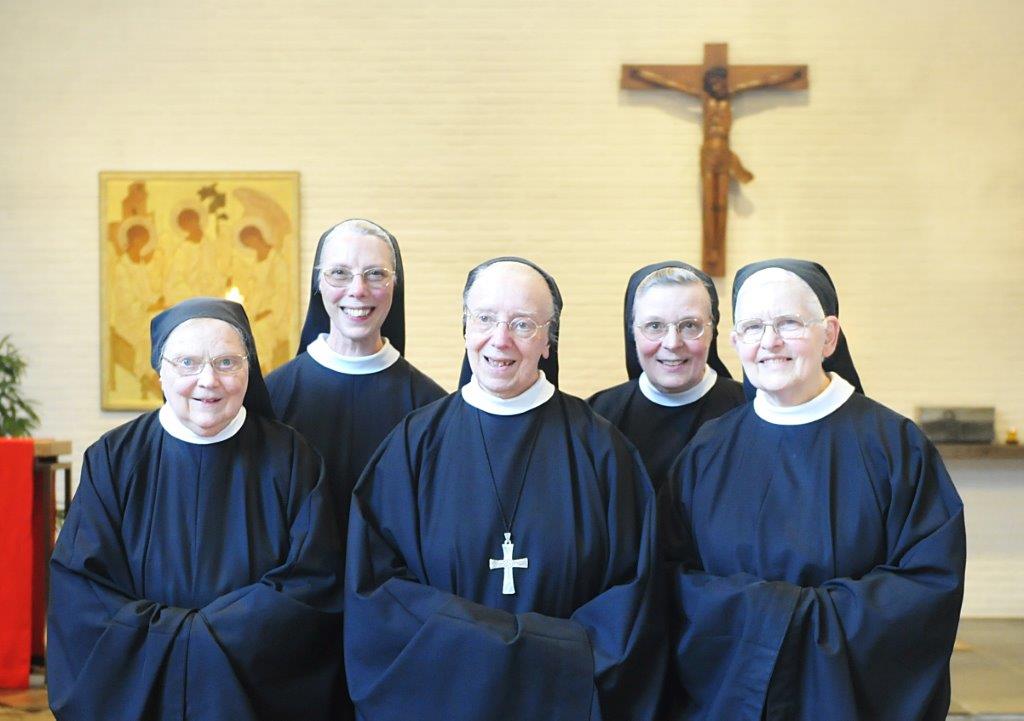 Benedictinessen van Abdij Bethlehem in Bonheiden. Van links: zusters Irmengard, Agnes, Mechtild (abdis), Lutgart en Renata. 