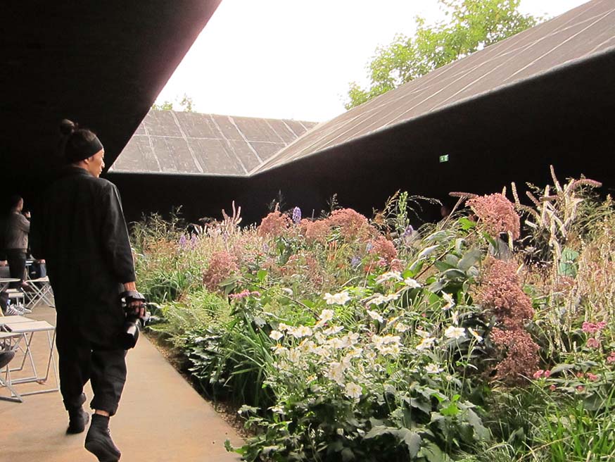 Peter Zumthor (architect), Piet Oudolf (beplanting). Serpentine Gallery Pavilion 2011