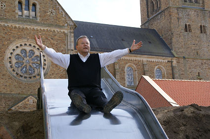 Bisschop Bode zegent een speelplein en probeert het zelf even uit. © Ankum.info