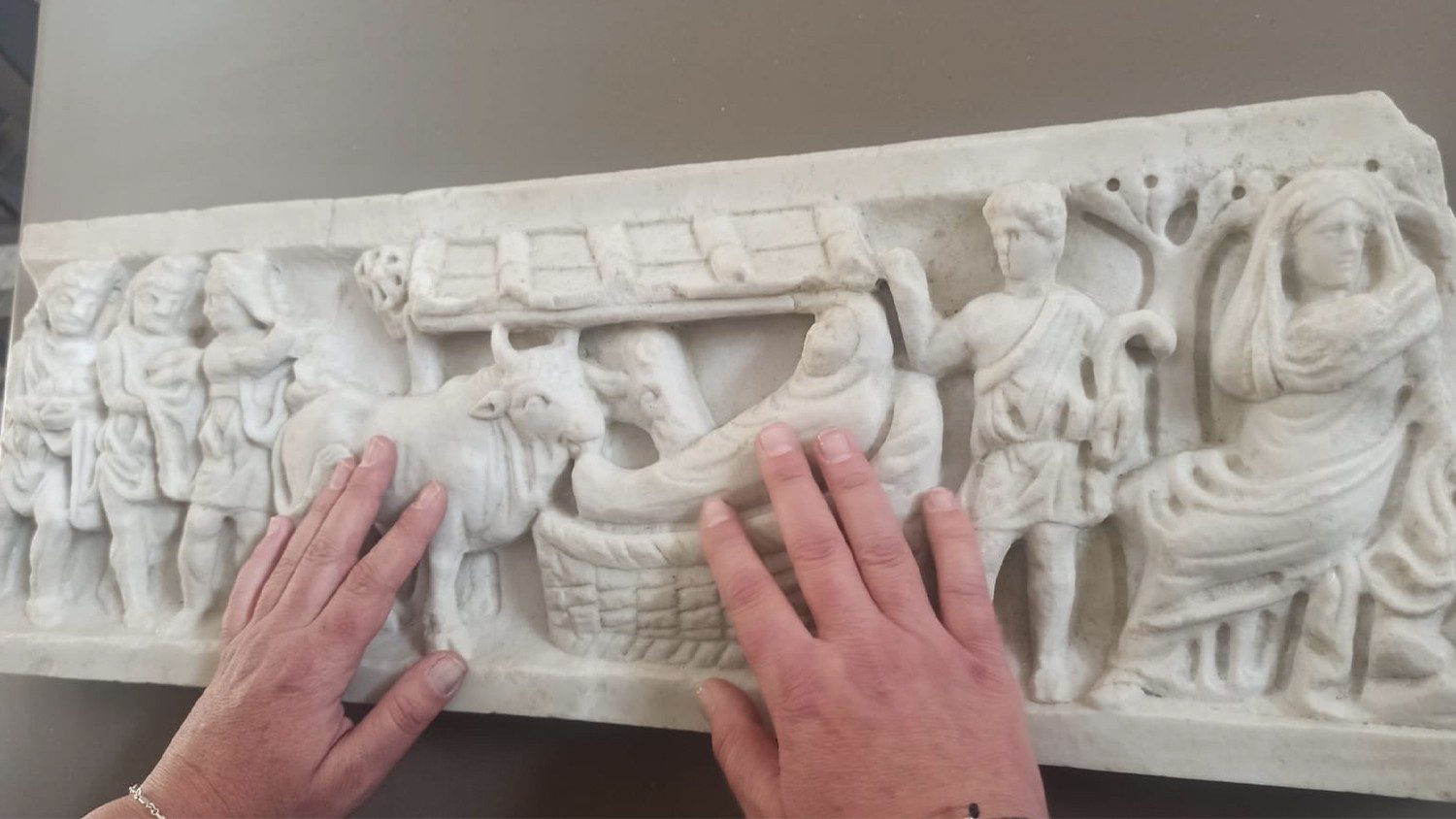 Een blinde mag 'kijken met de handen' in de Vaticaanse Musea.