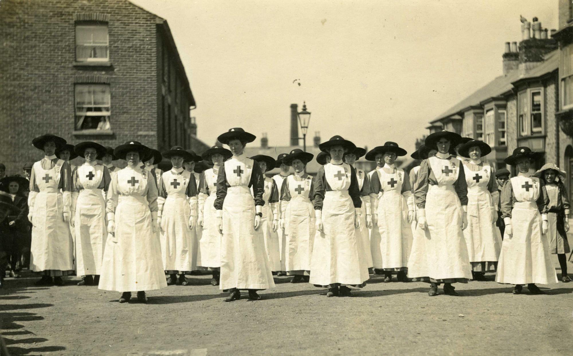 Een 'leger' verpleegsters van het Britse Rode Kruis staat klaar om gewonde soldaten te verzorgen in 1914-'18.