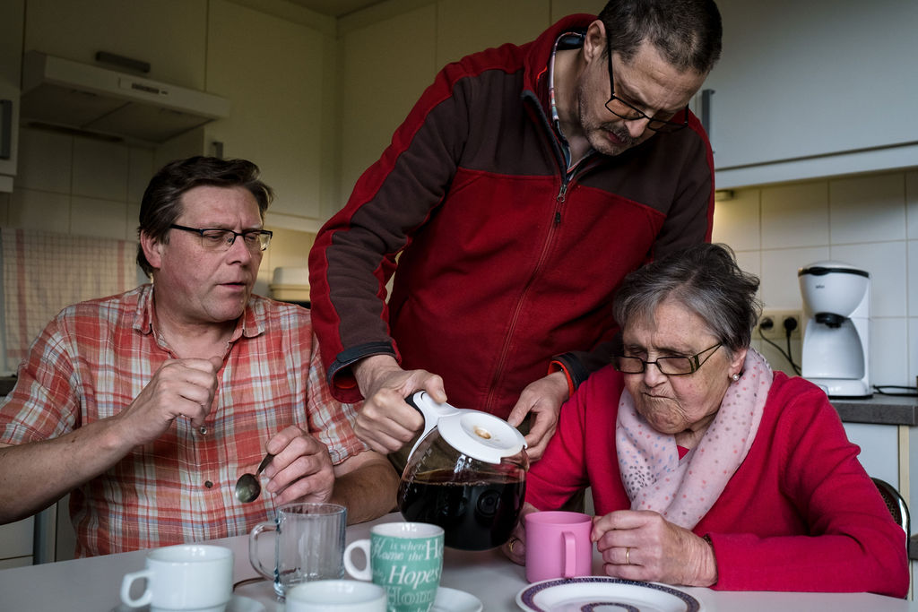 Van links: Priester Dominique Ballegeer, zijn broer Chris en hun moeder Adi Vandenbussche.