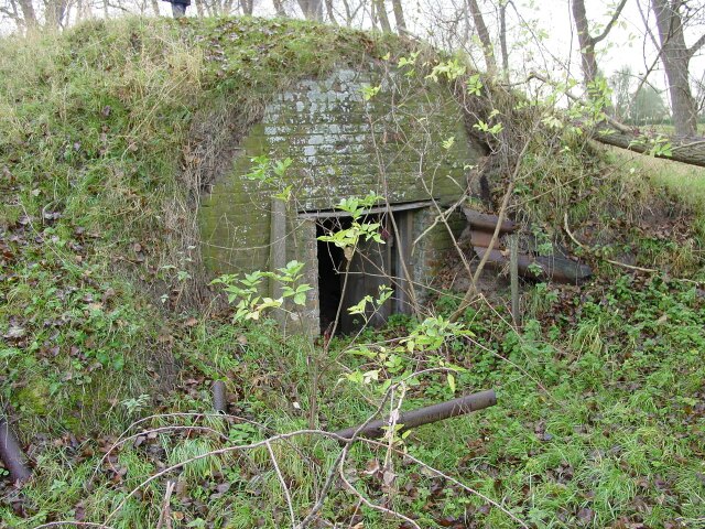 Domein Cabour, ingang van een bunker.