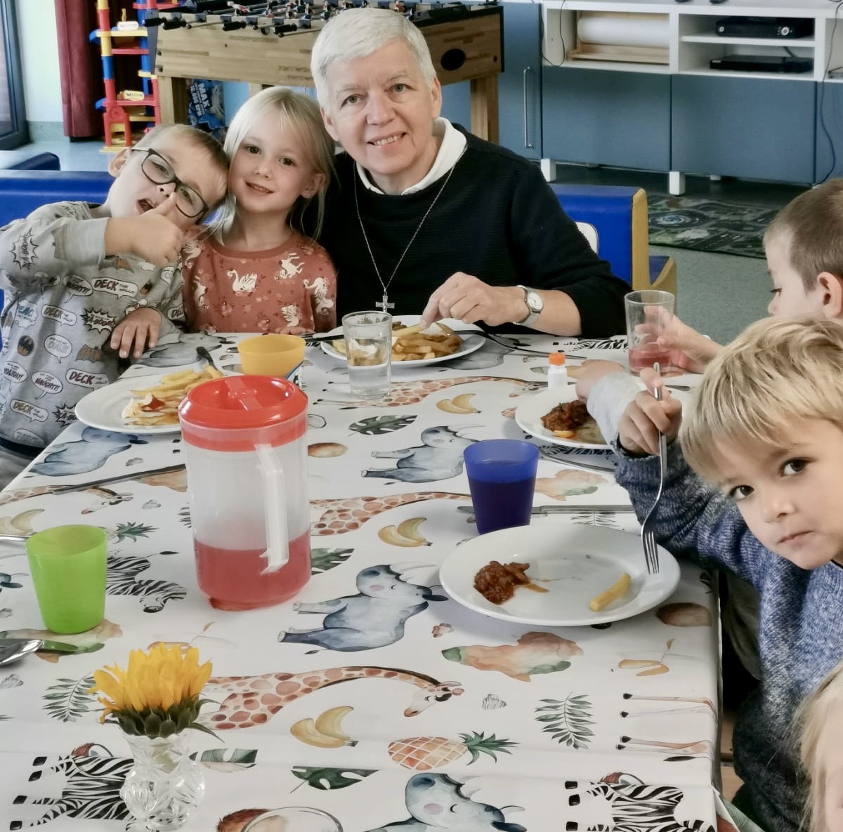 Zuster van Don Bosco Carina Aerts is kinderen nabij in het internaat in Wijnegem.