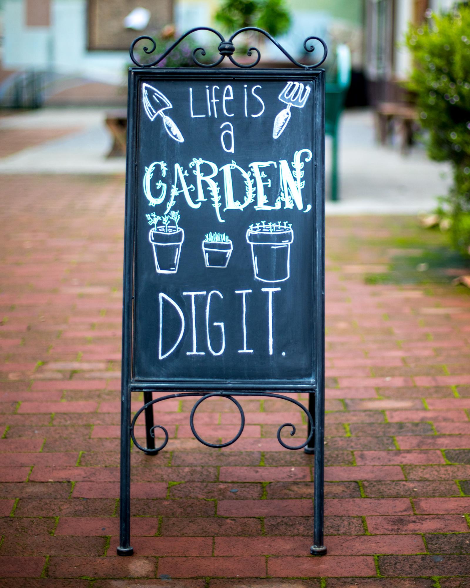 Life is a garden. Dig it! (Het leven is een tuin. Graaf dieper.)