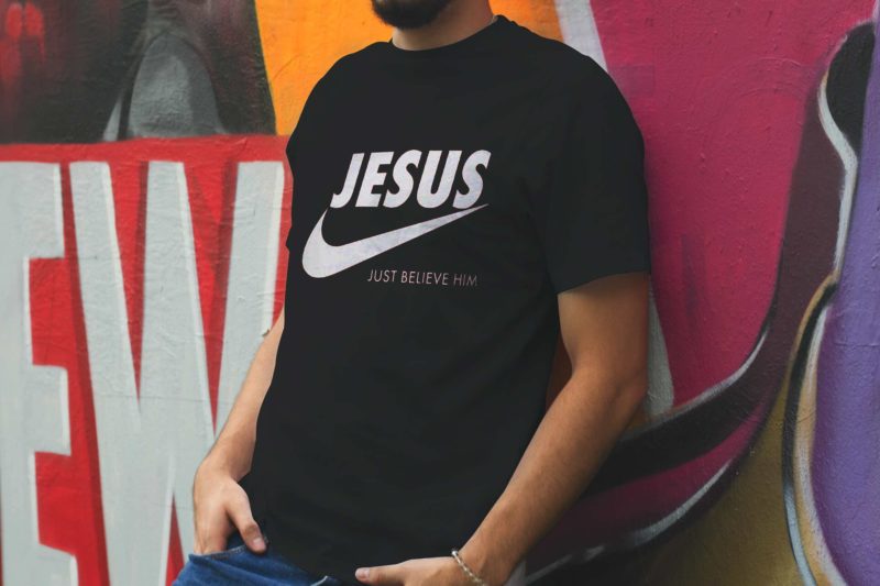 Je herkent meteen het logo van Nike, maar de merknaam is simpelweg vervangen door 'Jesus'. Daaronder: 'Geloof gewoon in Hem.'