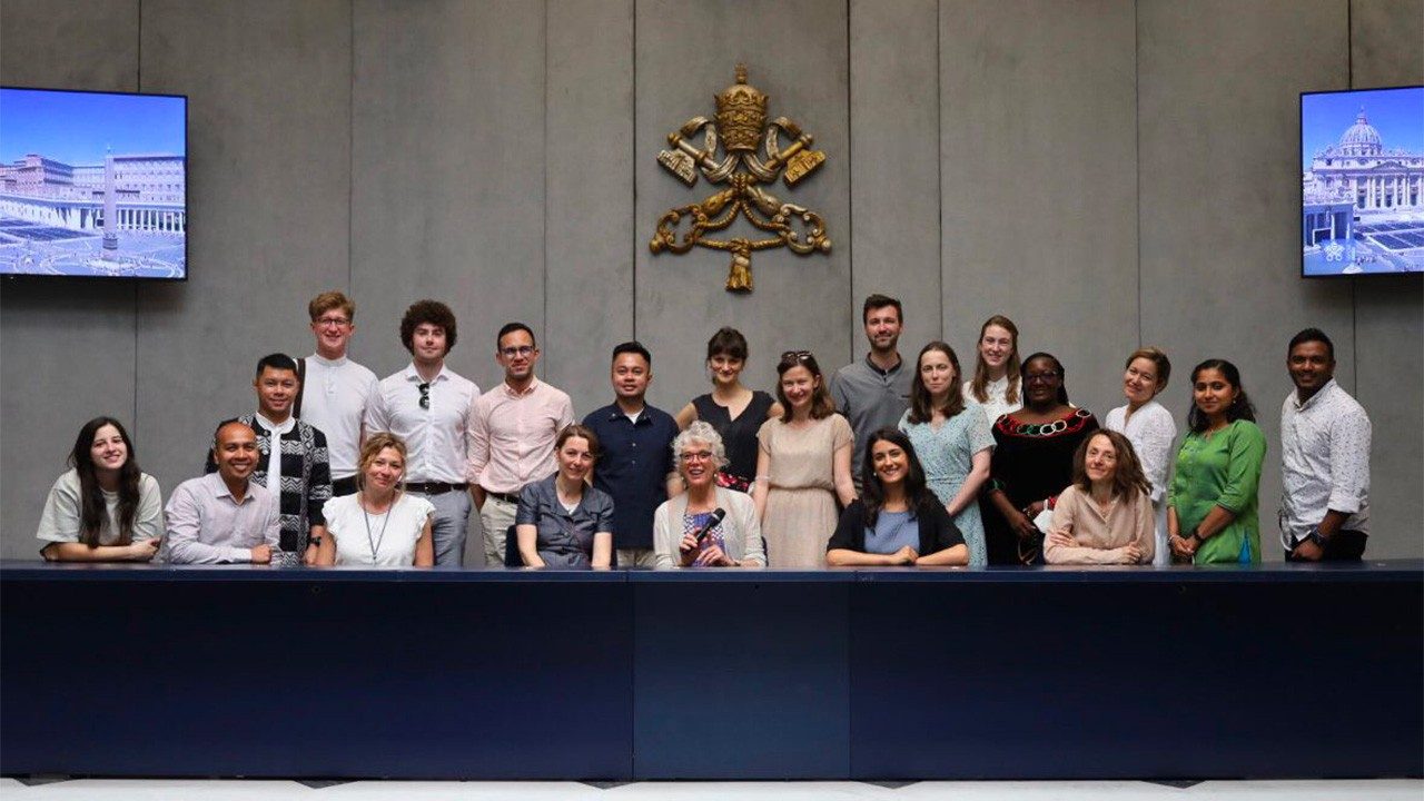 Jonge influencers op cursus in het Vaticaan. Laurens Van Geel torent op de rechterhelft van de foto boven de groep uit.