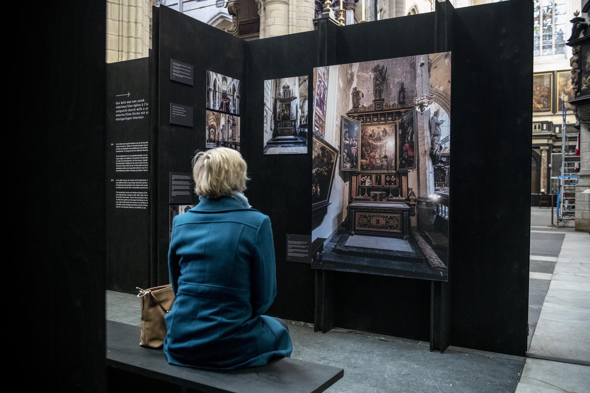 Tijdens de werken aan de westelijke vleugel konden bezoekers op een expo en door een kijkraam alles goed volgen.