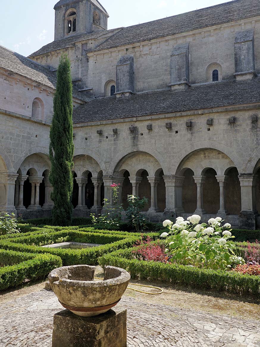 Geometrische tuin met buxushaagjes (Buxus sempervirens) in de cisterciënzerabdij van Notre-Dame-de-Sénanque, Frankrijk