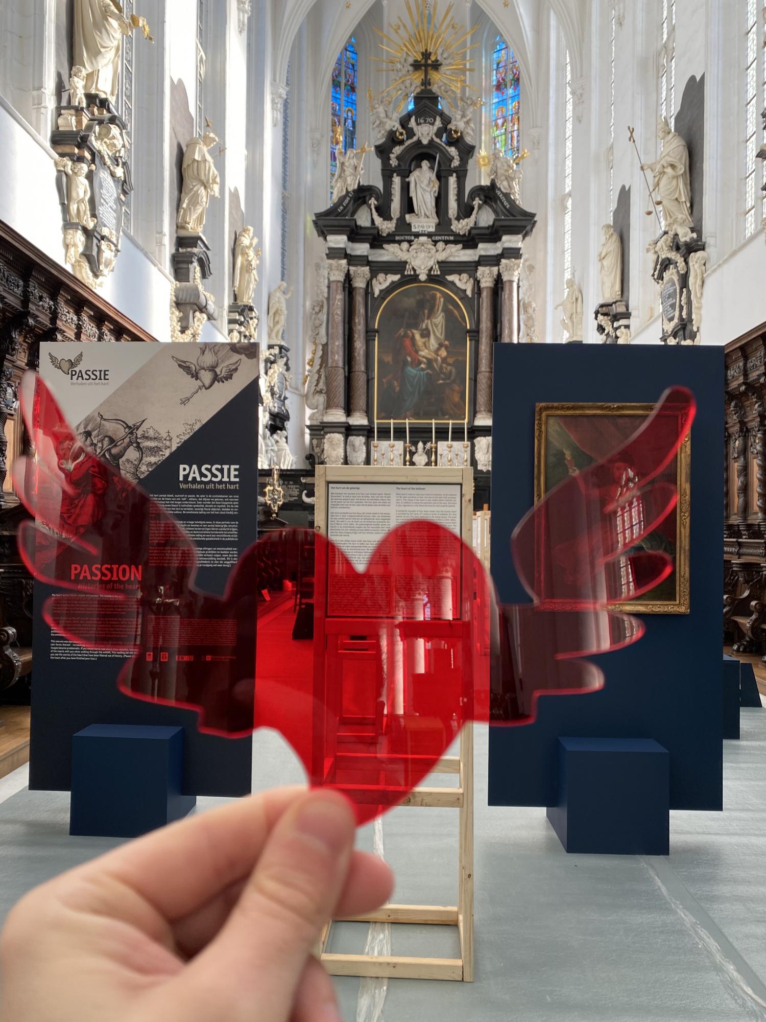 Gebruik de rode filter om vergeten en verborgen verhalen te ontdekken in de expo 'Passie, verhalen uit het hart' in de Sint-Pauluskerk in Antwerpen.