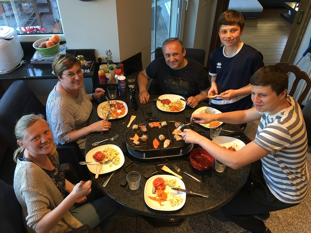 Corné Bijnens en zijn echtgenote (aan tafel met bril) twijfelden geen moment om een Oekraïense familie in huis te nemen.