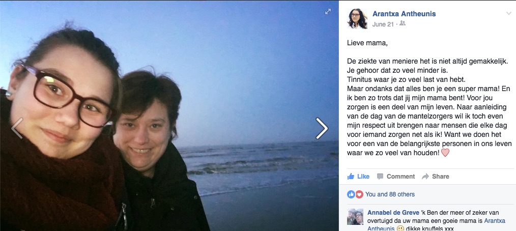 Arantxa en haar mama nemen een selfie. © Schermafbeelding Facebook