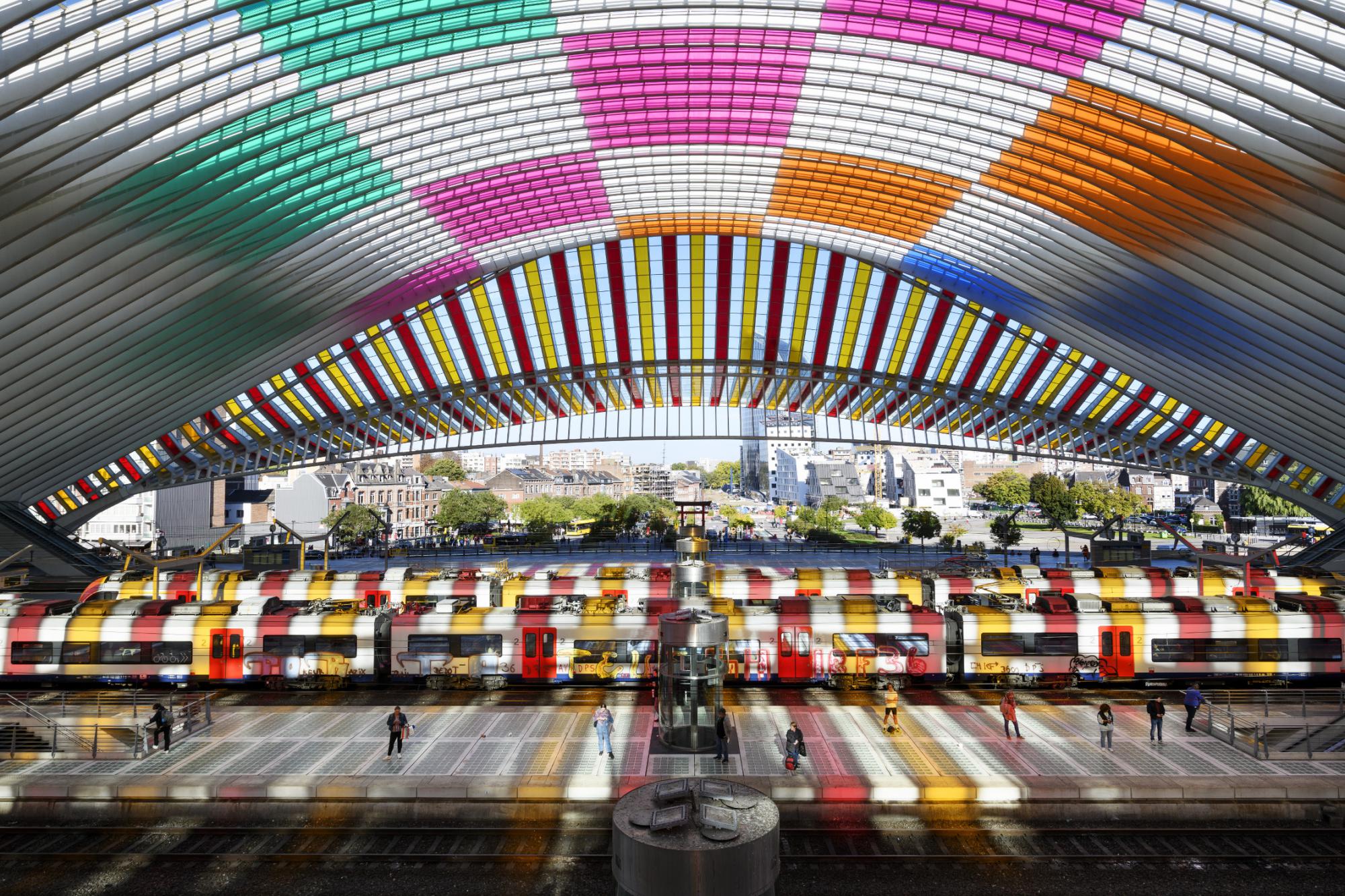 Comme tombées du ciel, les couleurs in situ et en mouvement (2022-2023), Daniel Buren - station Luik-Guillemins