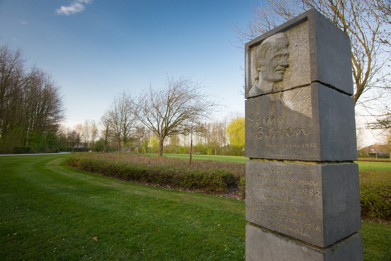 Standbeeld Serge Berten in het naar hem genoemde park in zijn geboortestad Menen.