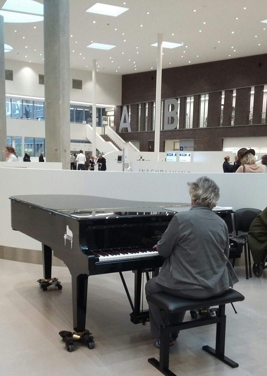 Hedwig Vandaele aan de vleugelpiano in AZ Maria Middelares.