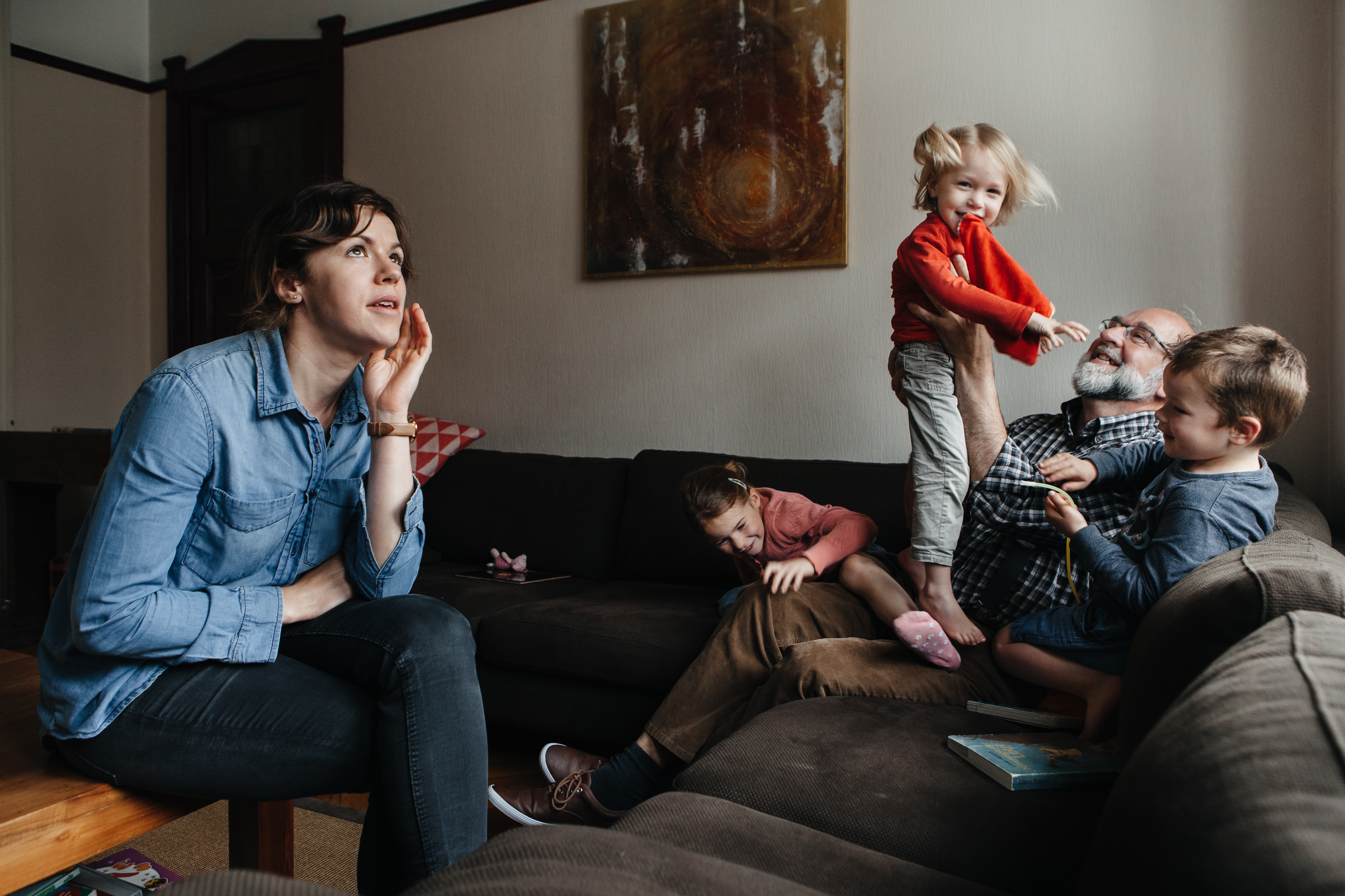 Dochter Rein droomt weg als Henri met kleinkinderen stoeit. © Mathias Hannes