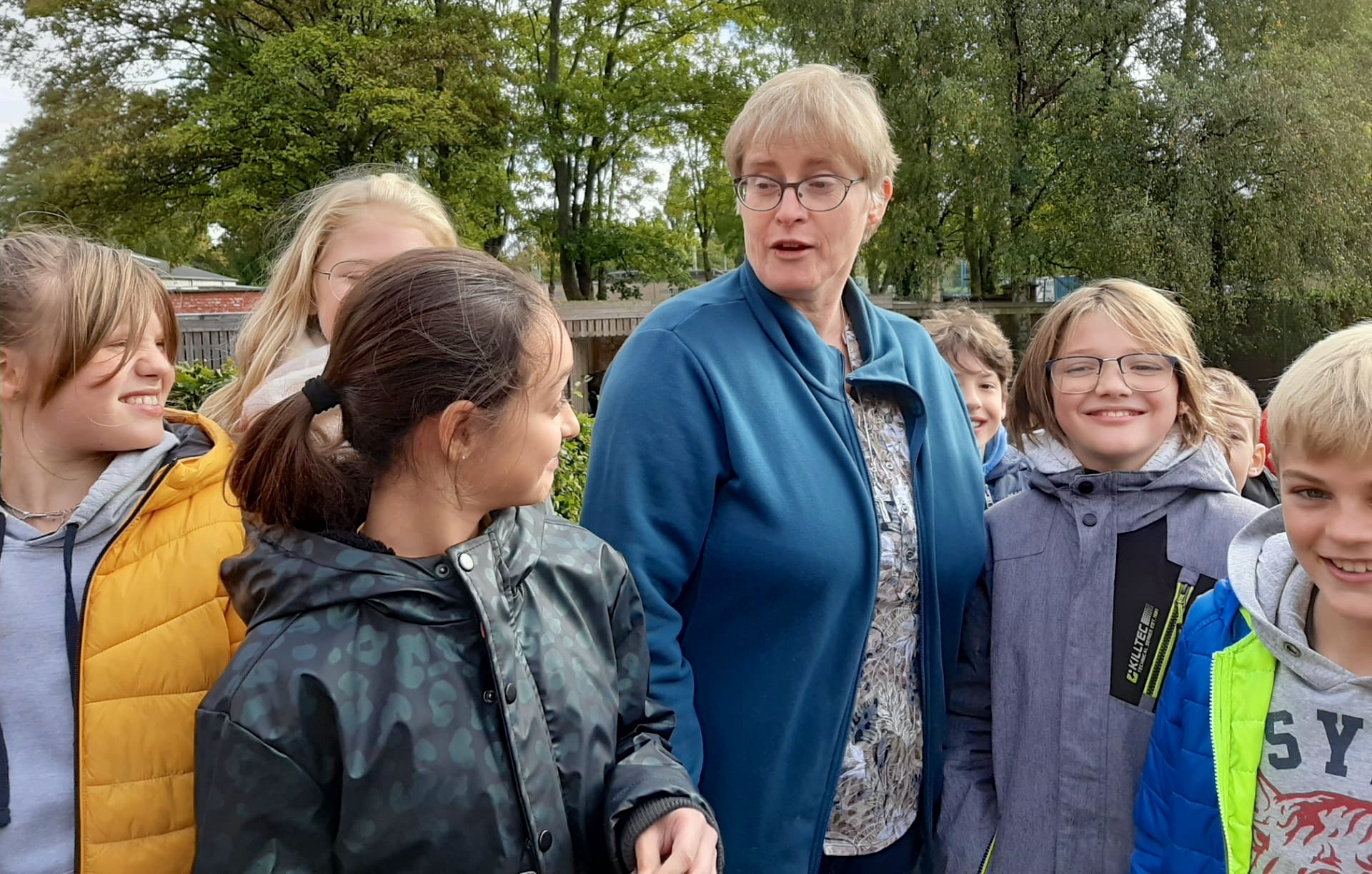 Zuster van Don Bosco Hilde Bosmans tussen kinderen van het internaat in Wijnegem.