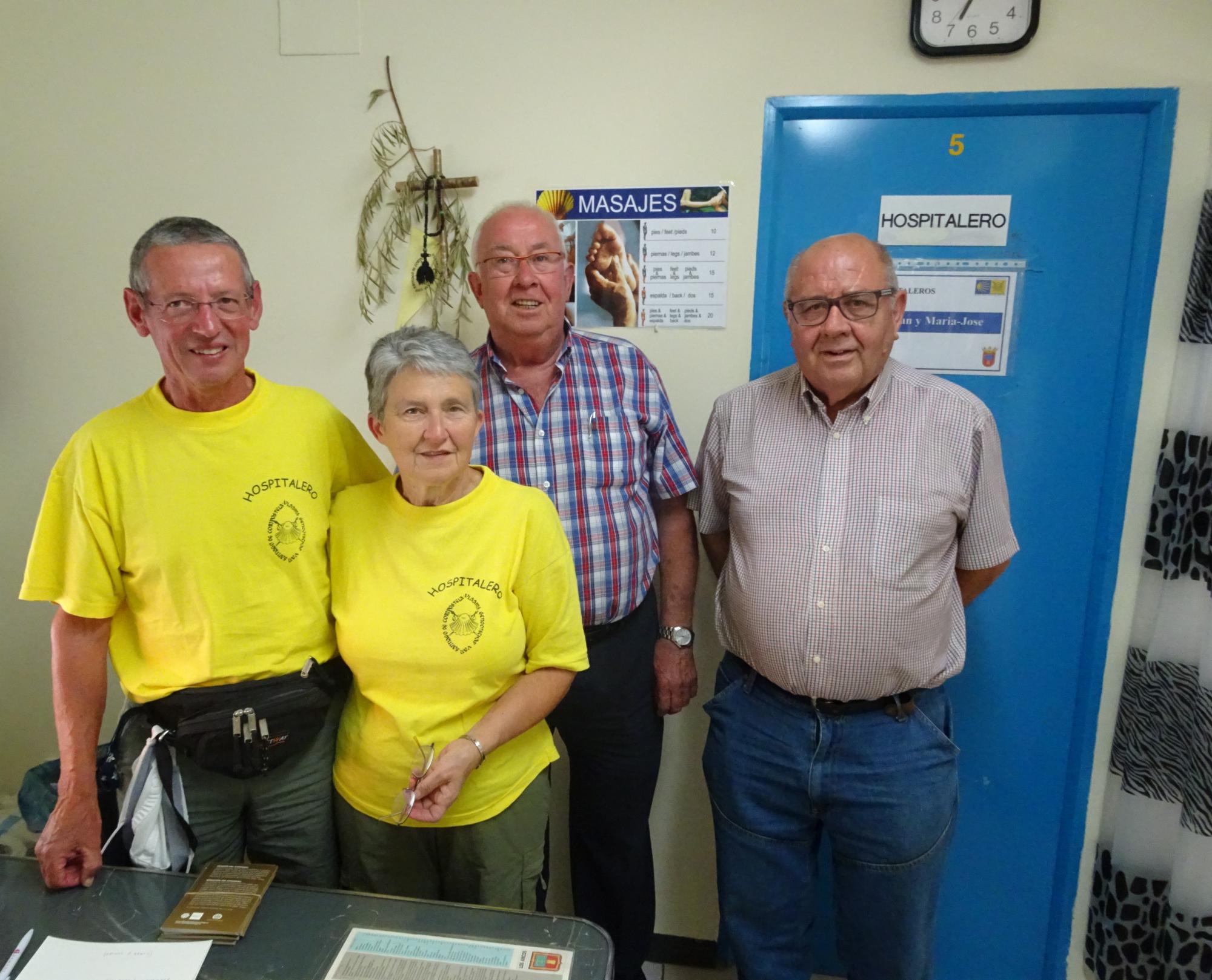 Jan en Marie-Josée (in geel shirt) met twee Spaanse verantwoordelijken voor de gebouwen en tevens klusjesmannen.