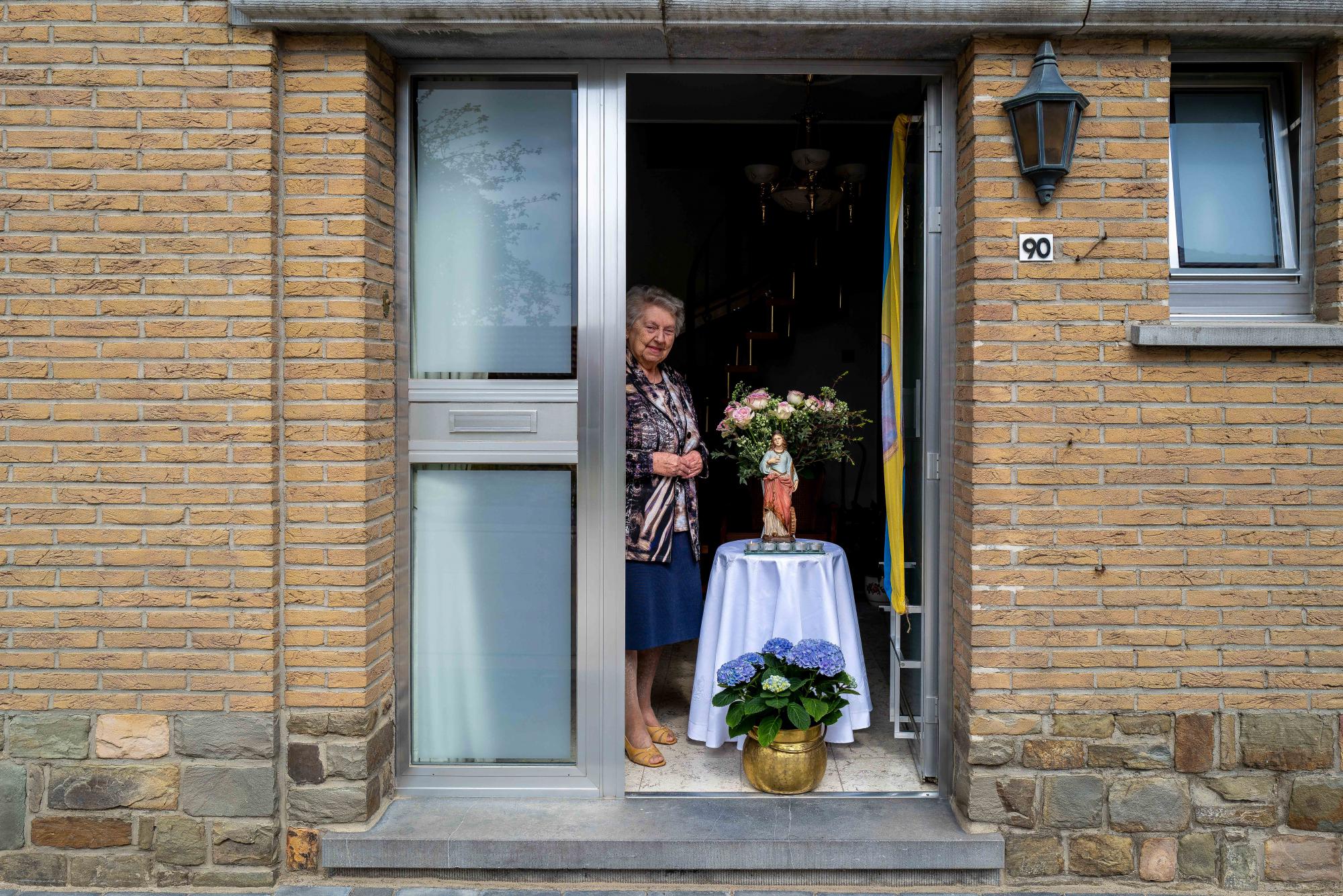 Deze vrouw werd met haar huisaltaartje gefotografeerd in de buurt van Hoegaarden.