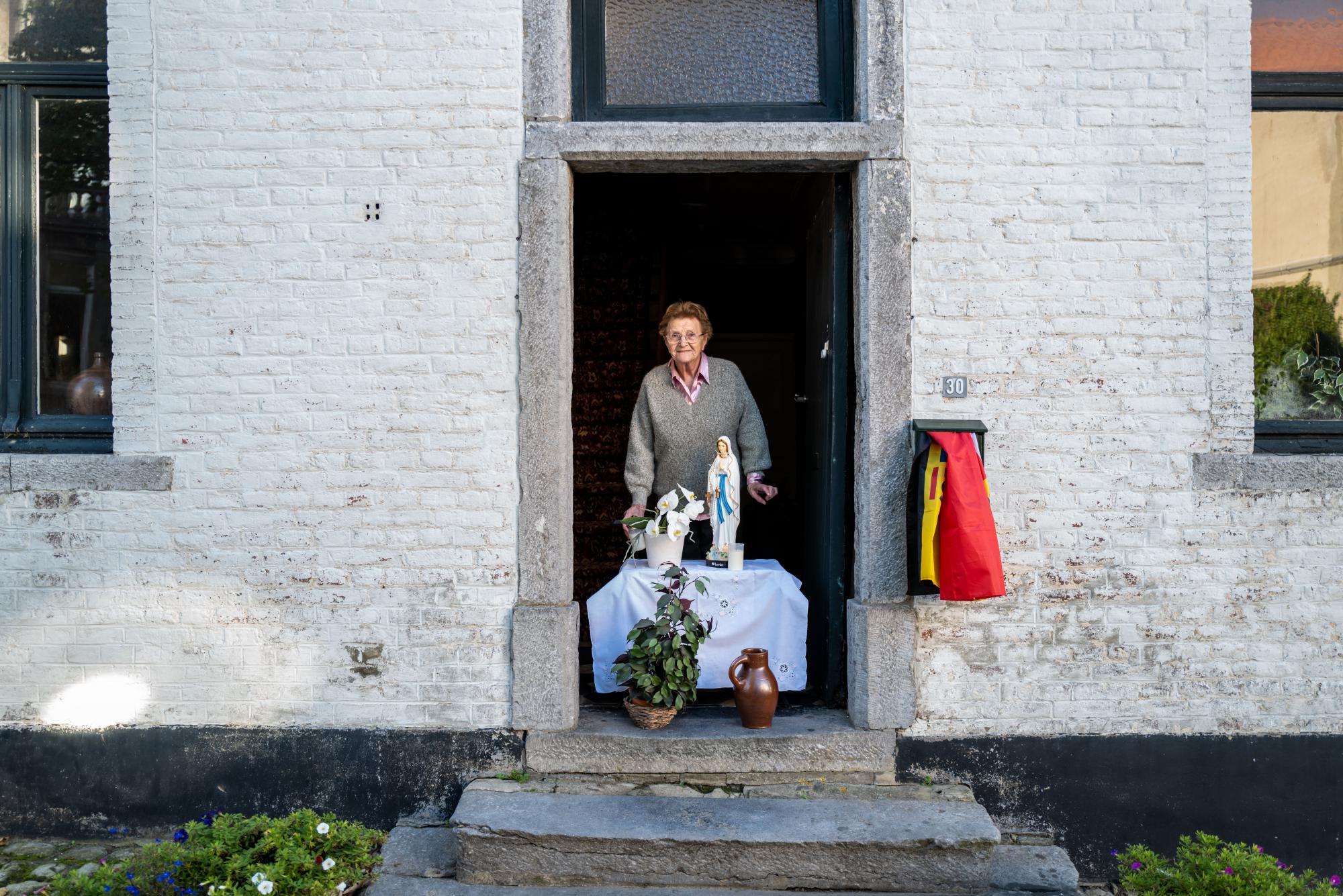 Een 100-jarige dame met huisaltaartje én Belgische vlag. Een favoriete foto van fotografe Myriam.