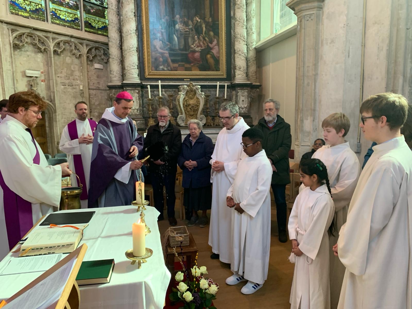 De ontmoeting werd afgesloten met de eucharistie in de Sacramentskapel. Iedere misdienaar ontving een gezegend kruisje met de eigen naam erop.